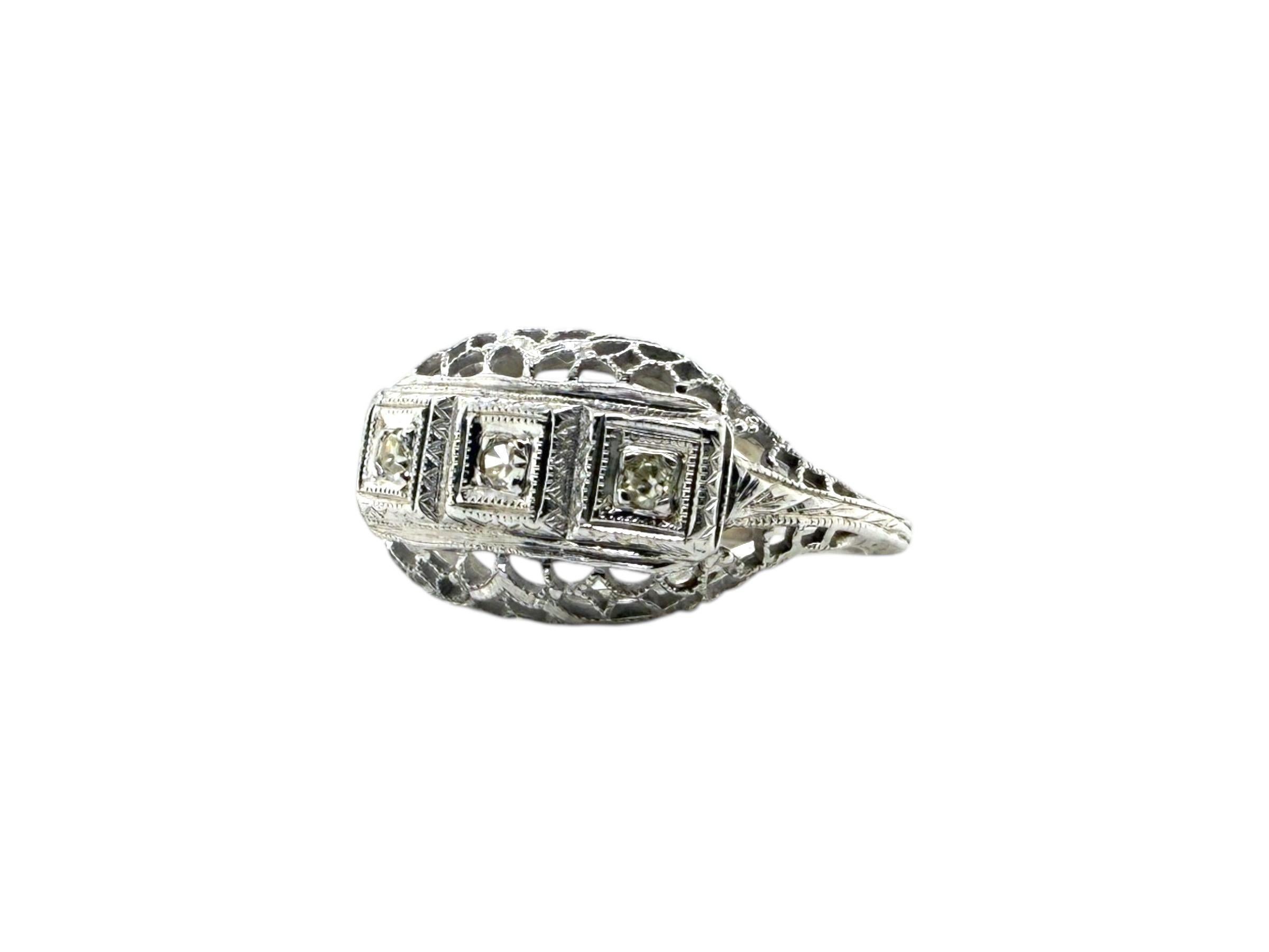 Art Deco-Cocktailring mit drei Ziersteinen aus 18 Karat Weißgold im Zustand „Gut“ im Angebot in Montgomery, AL