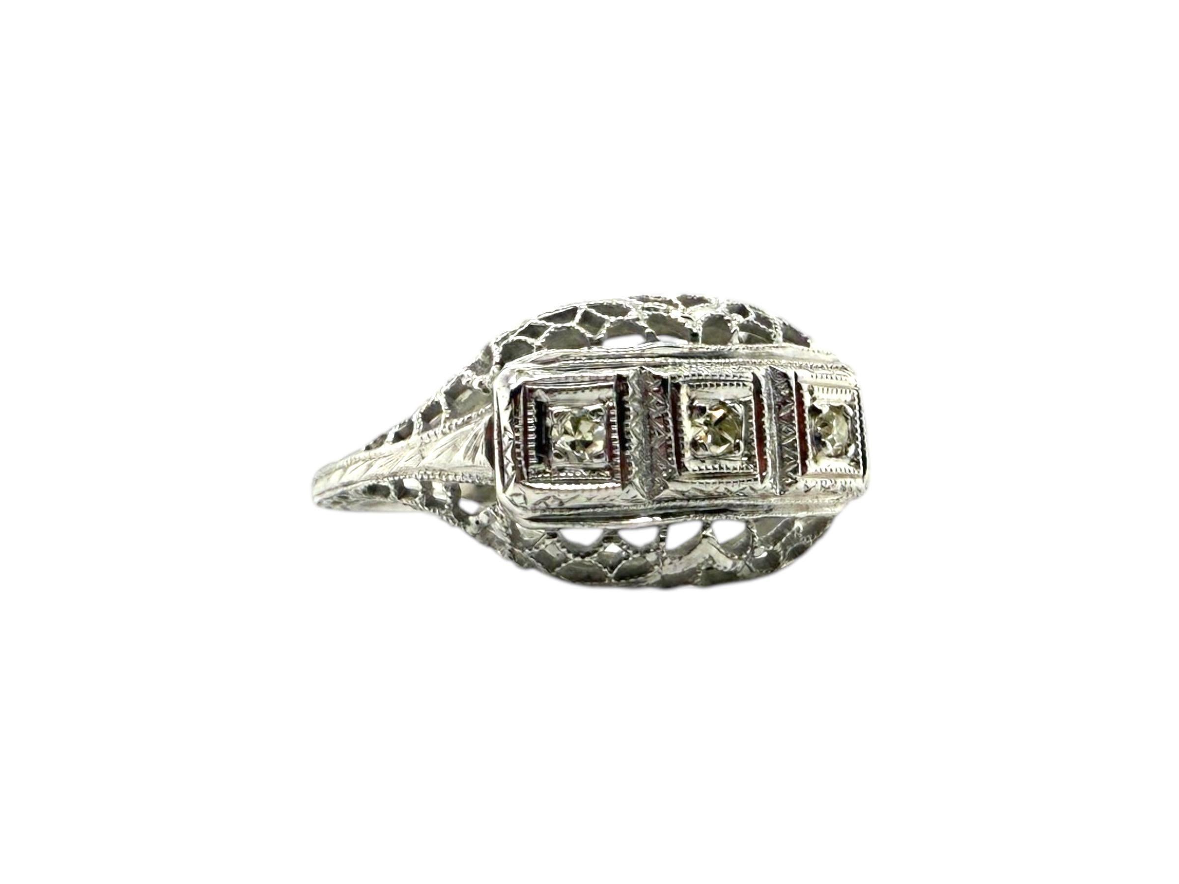 Art Deco-Cocktailring mit drei Ziersteinen aus 18 Karat Weißgold Damen im Angebot