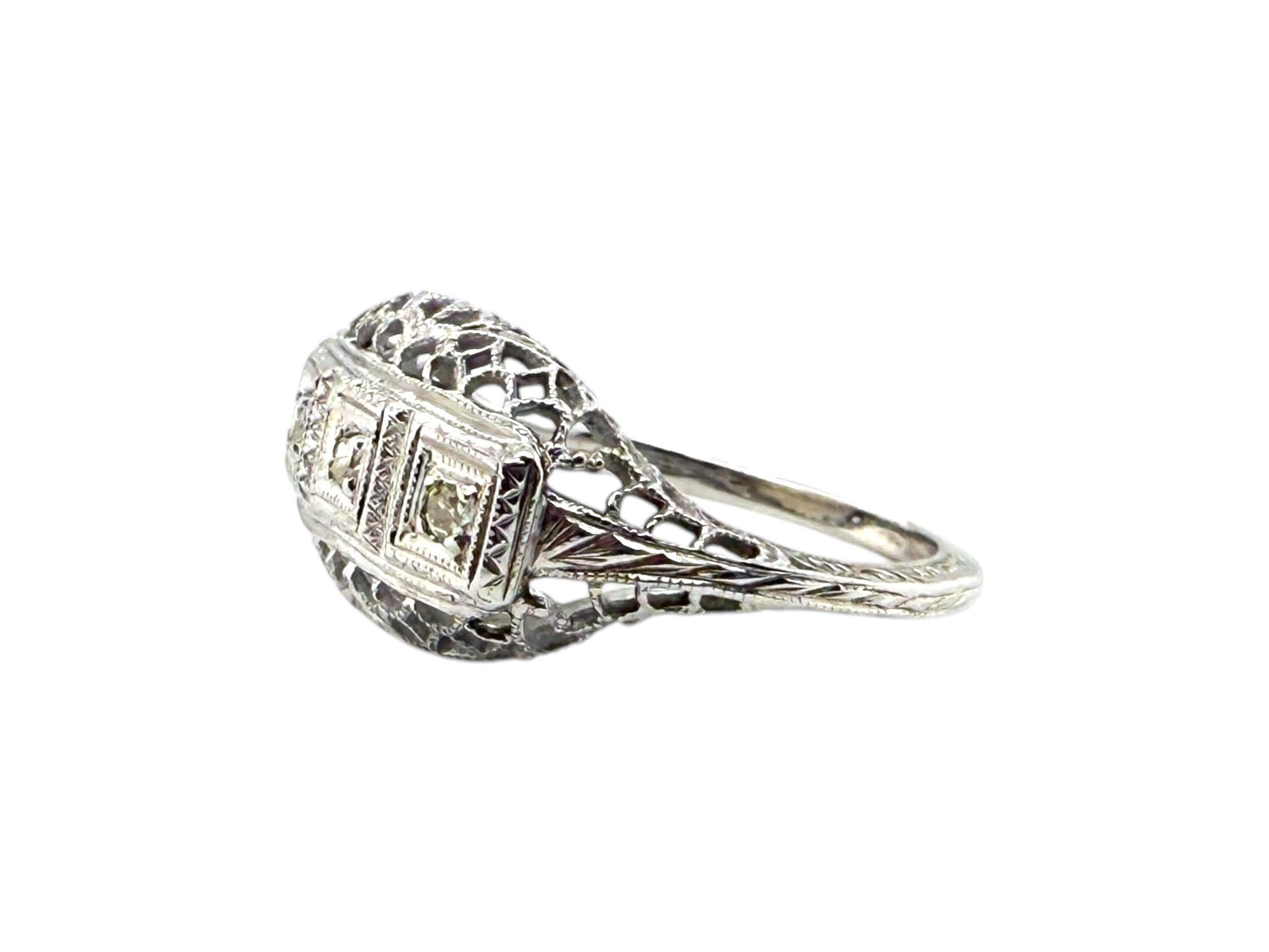 Art Deco-Cocktailring mit drei Ziersteinen aus 18 Karat Weißgold im Angebot 1