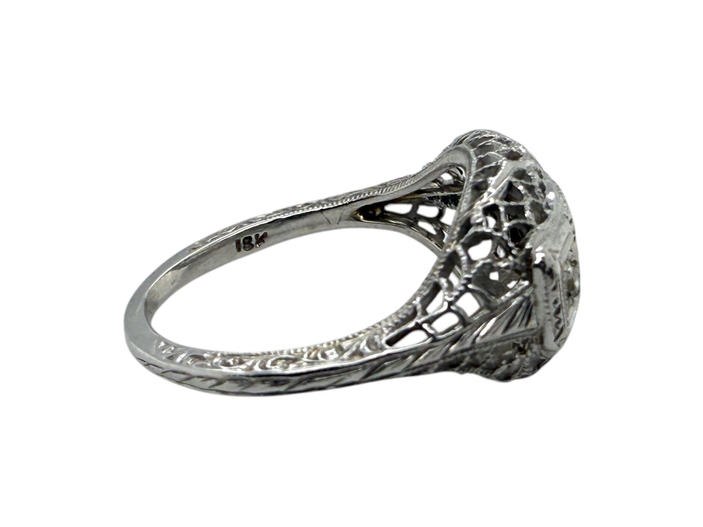 Art Deco-Cocktailring mit drei Ziersteinen aus 18 Karat Weißgold im Angebot 2