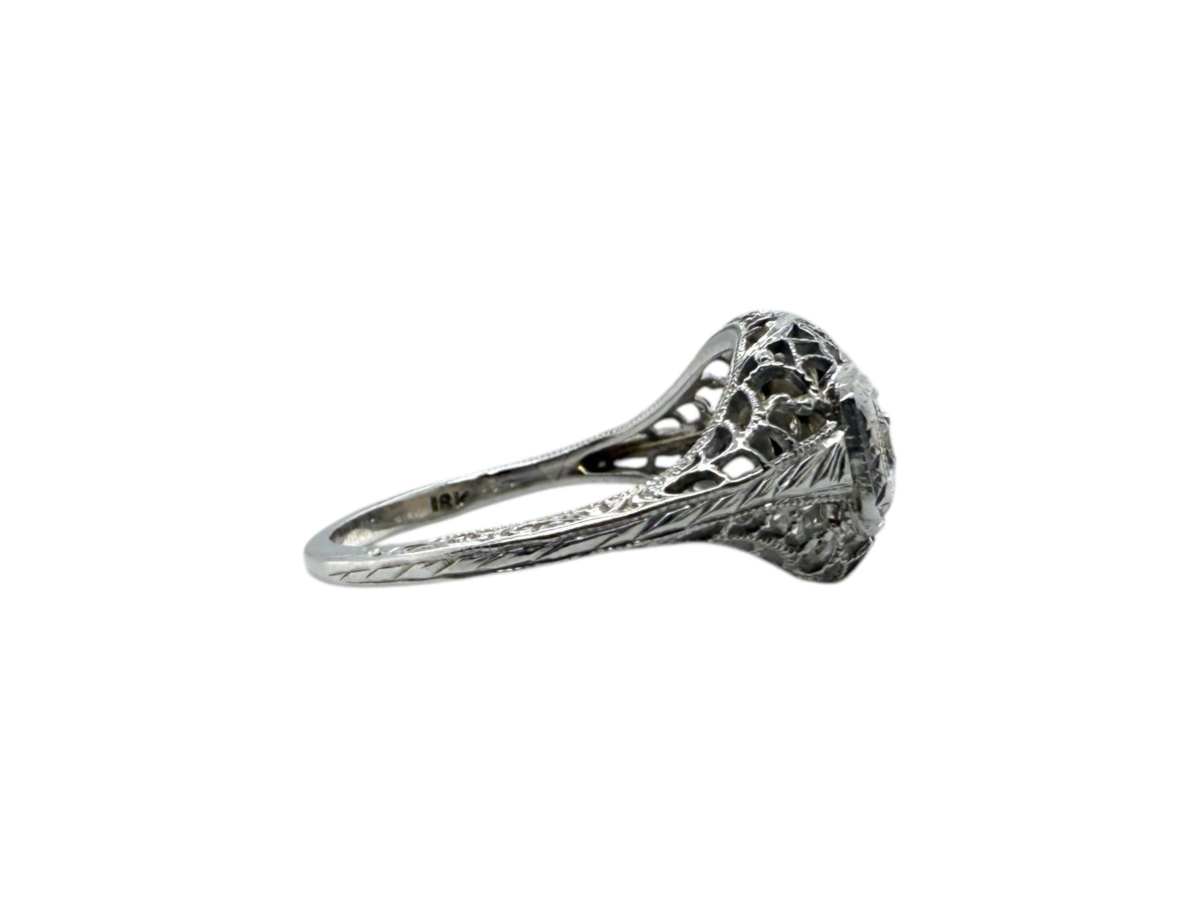 Art Deco-Cocktailring mit drei Ziersteinen aus 18 Karat Weißgold im Angebot 3