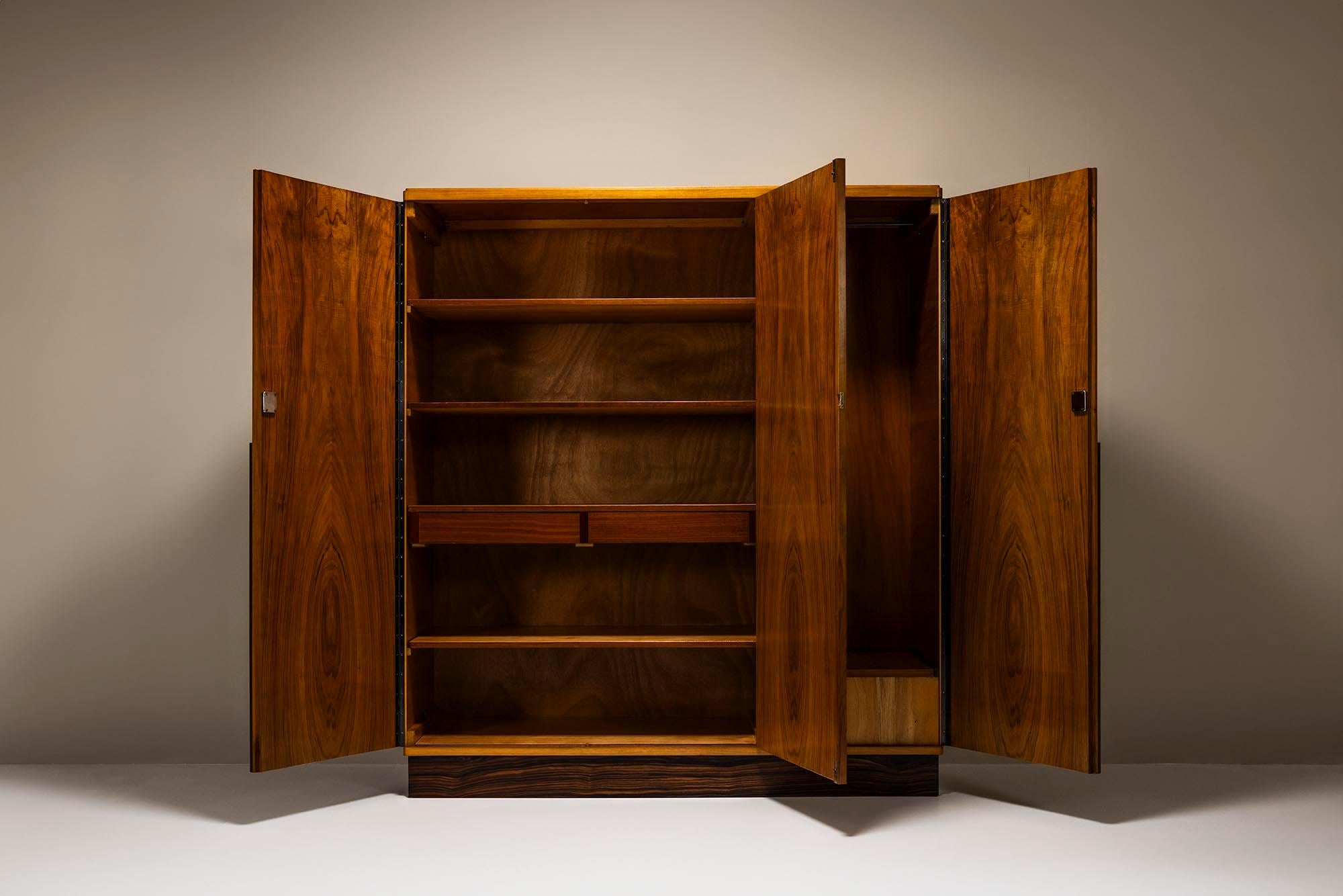 A Dutch private individual had this Art Deco wardrobe made to order by an obviously very skilled manufacturer. The traditional method and the associated quality is the reason that it has withstood the test of time. Let's take a look at the front