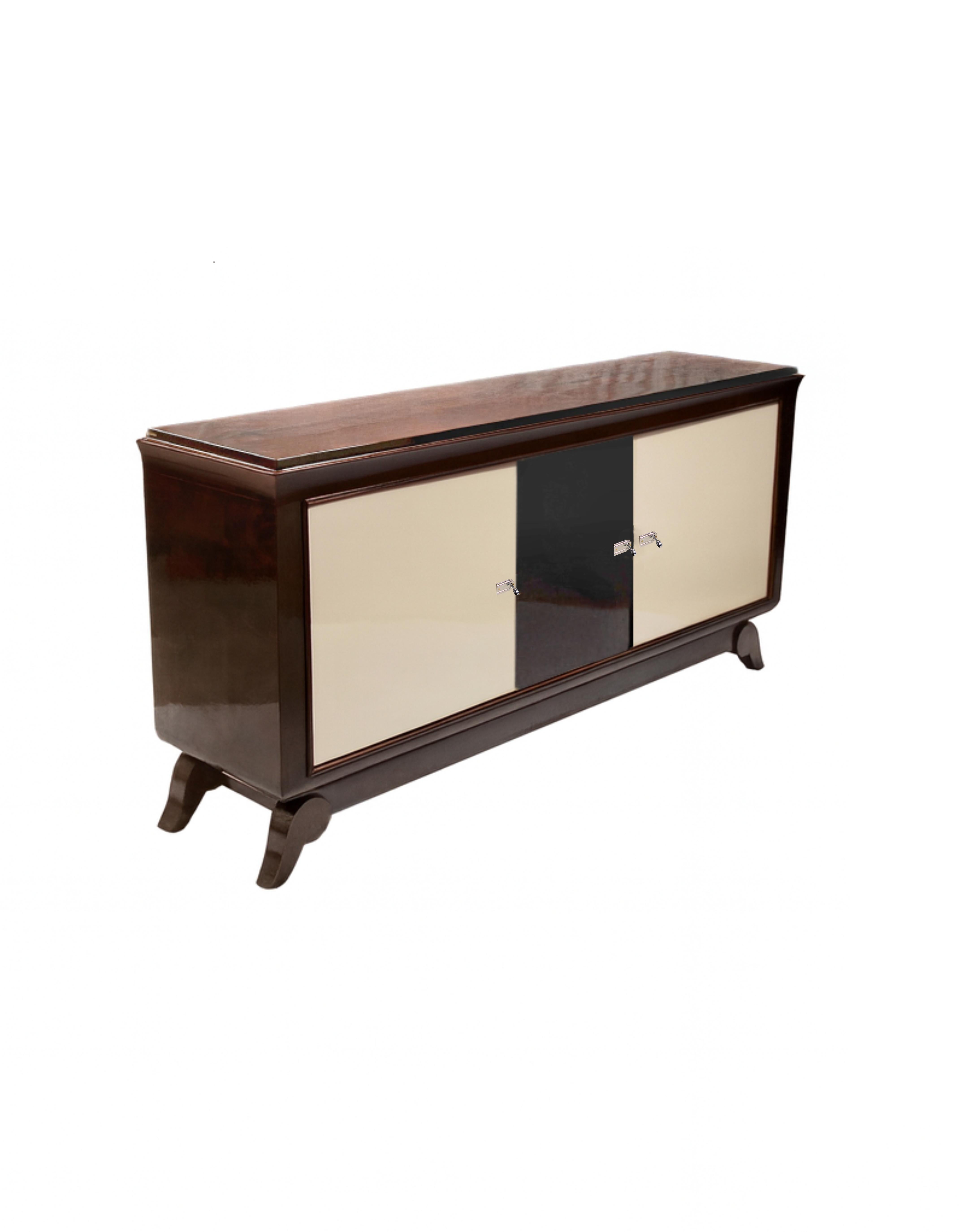 Diese große Anrichte im Art-Déco-Stil aus den 1940er Jahren ist in gebrochenem Weiß gehalten (Farbreferenz: #F2F0EF) und hat eine Breite von 78,75 Zoll (200 cm). Er hat einen geräumigen Innenraum aus Zedernholz mit drei Türen und vier Schubladen für