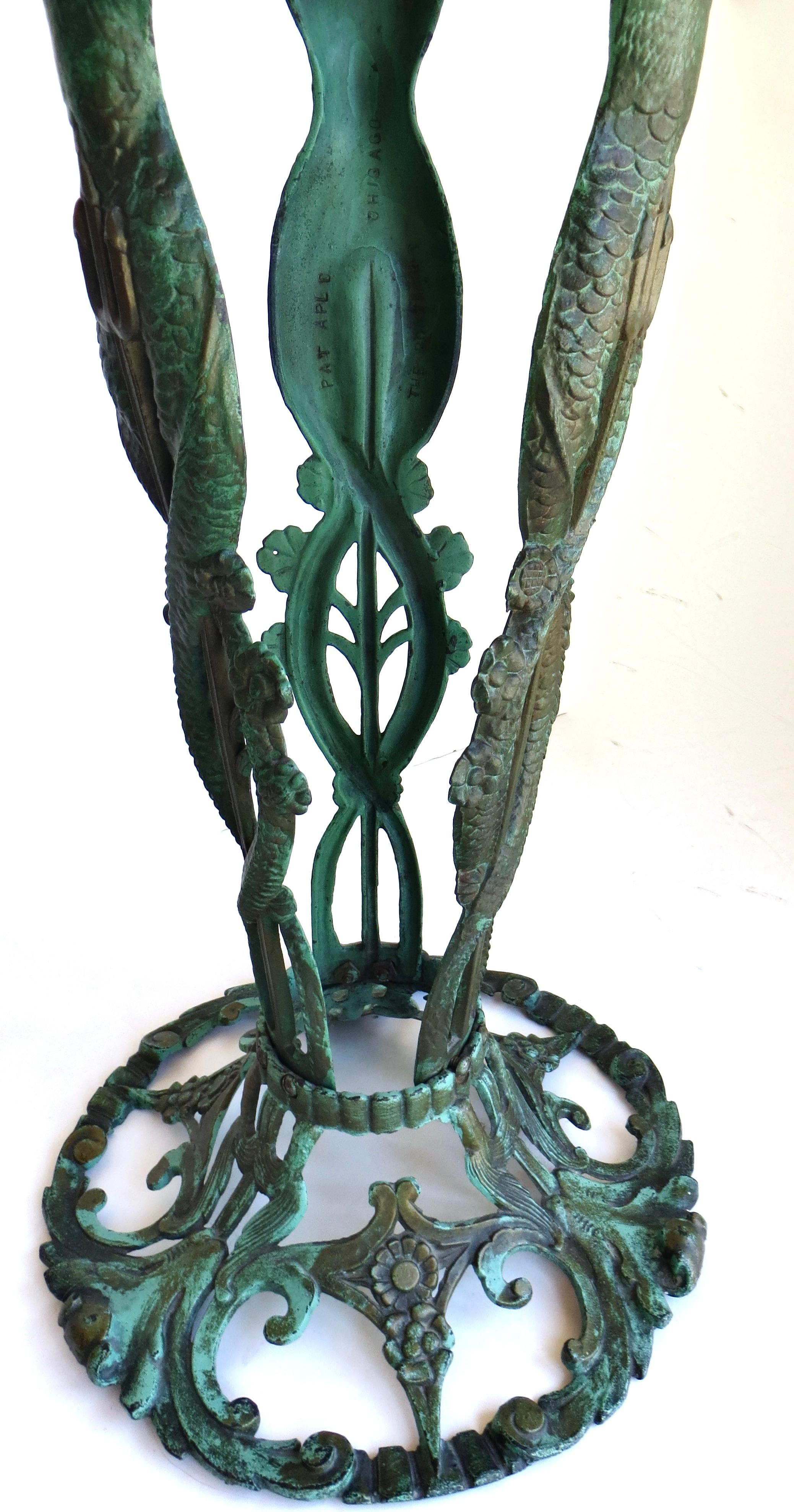 Tavolo con piedistallo in metallo fuso in stile Art Deco a tre sirene. Americano, 1930 circa in vendita 3