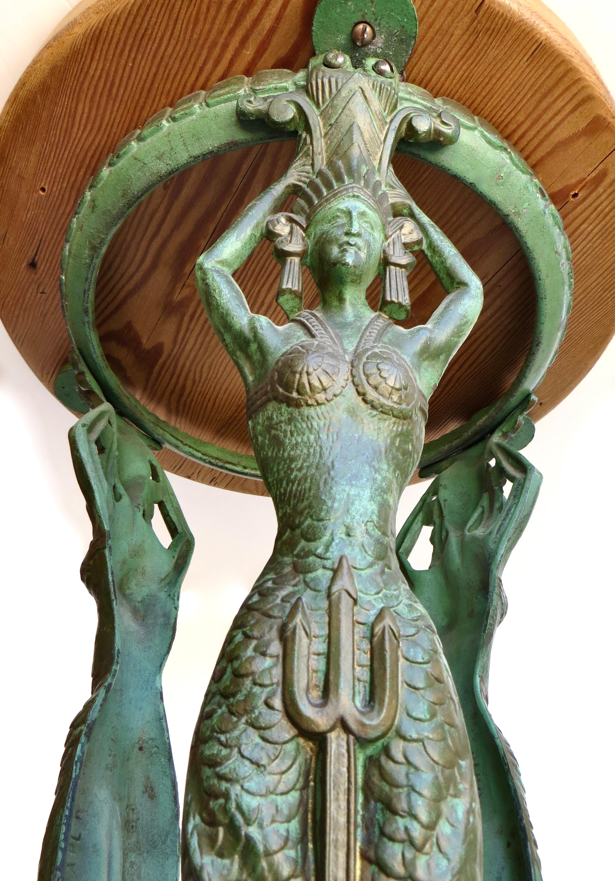 Tavolo con piedistallo in metallo fuso in stile Art Deco a tre sirene. Americano, 1930 circa in vendita 4