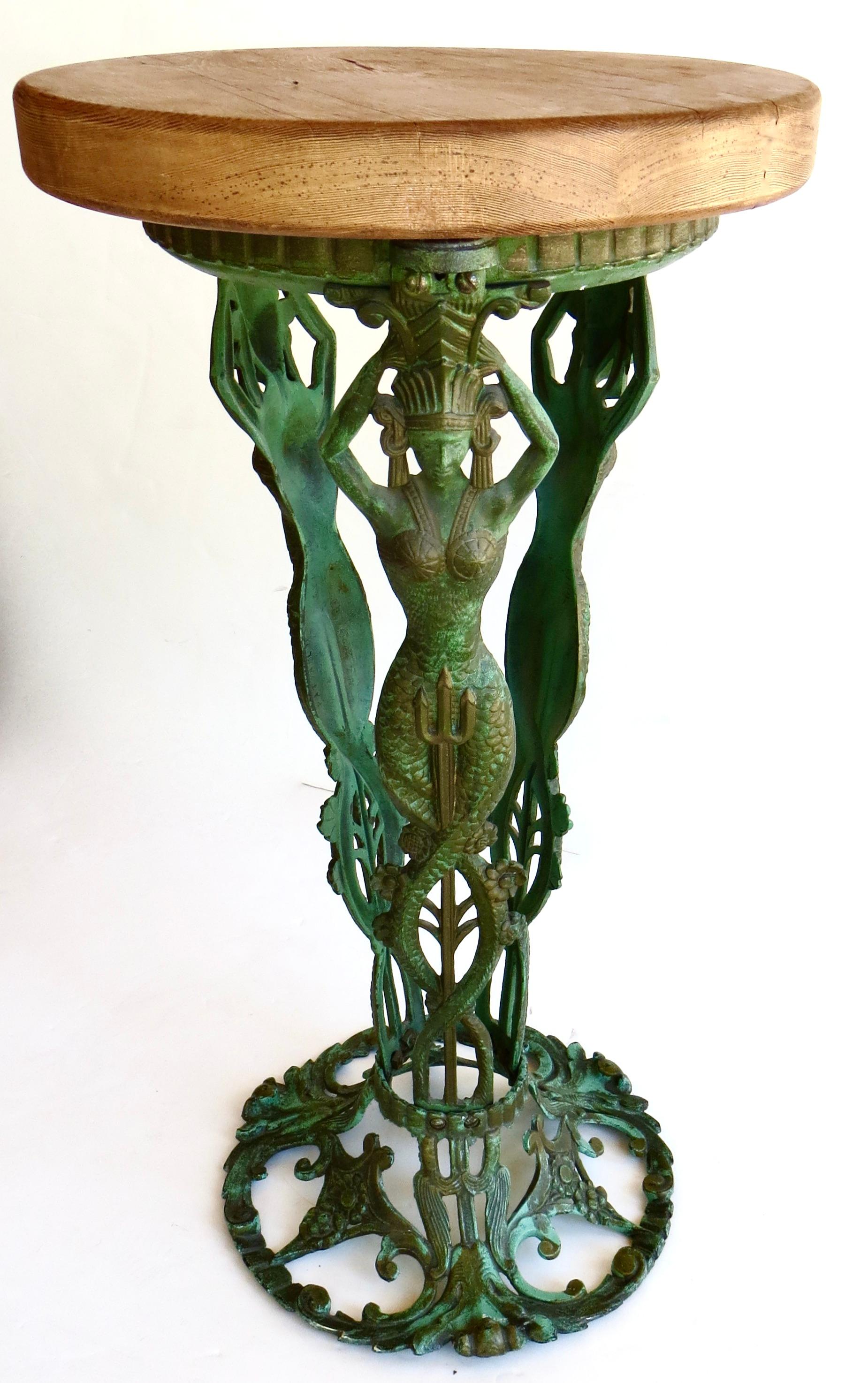 Calco Tavolo con piedistallo in metallo fuso in stile Art Deco a tre sirene. Americano, 1930 circa in vendita