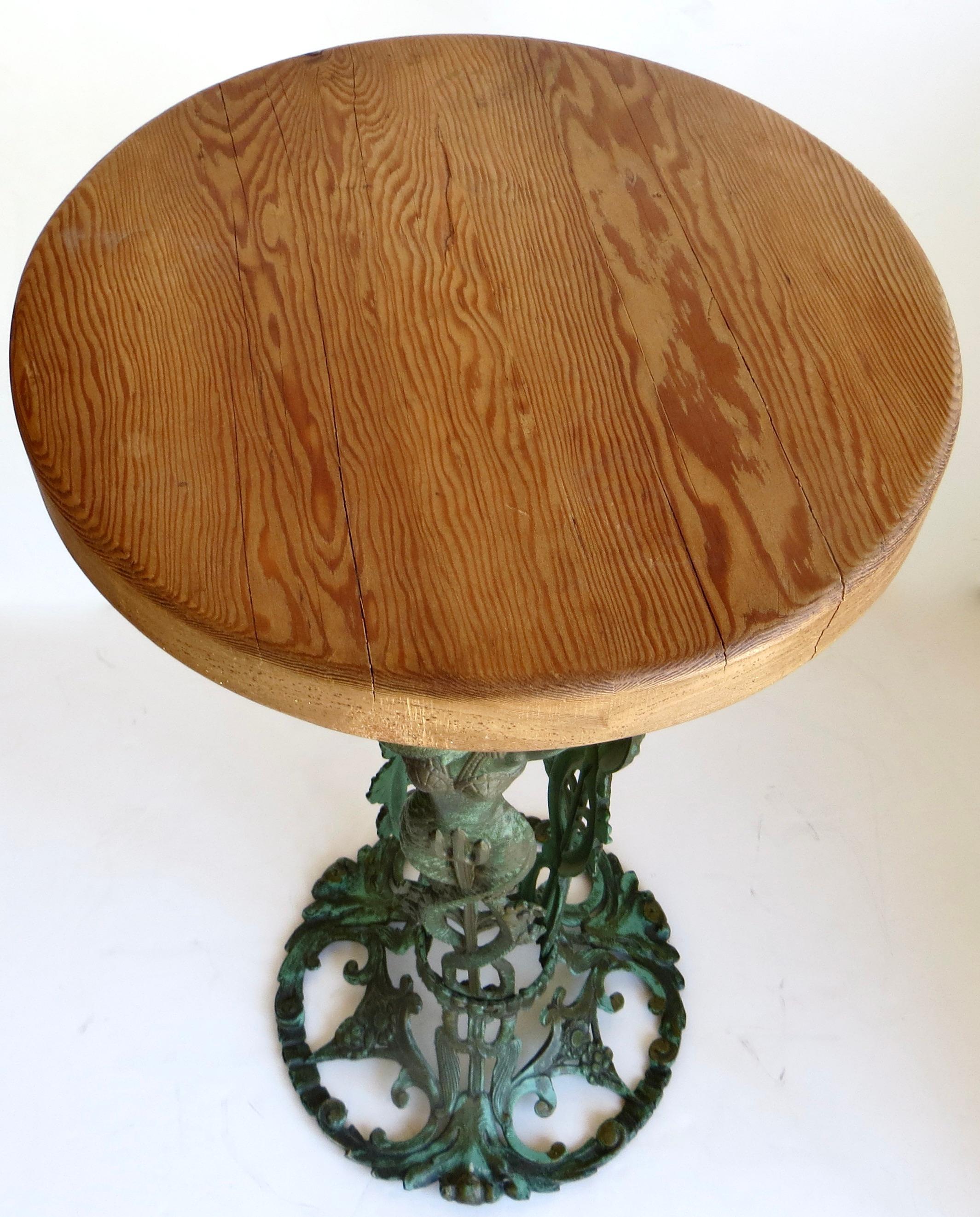 Tavolo con piedistallo in metallo fuso in stile Art Deco a tre sirene. Americano, 1930 circa In condizioni buone in vendita a Incline Village, NV
