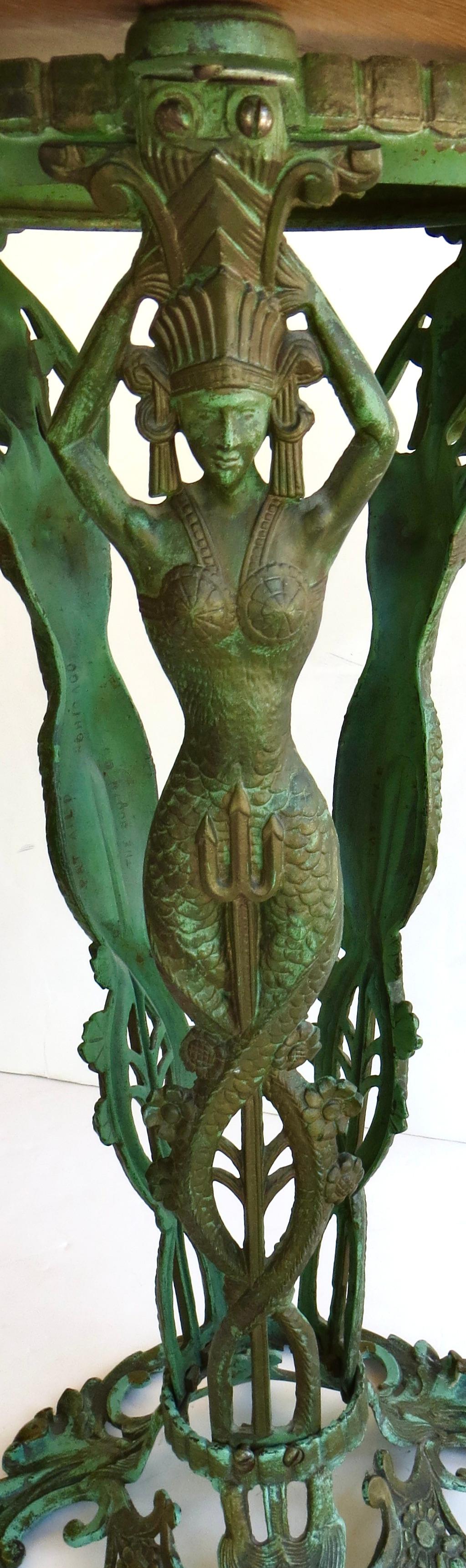 Metà XX secolo Tavolo con piedistallo in metallo fuso in stile Art Deco a tre sirene. Americano, 1930 circa in vendita