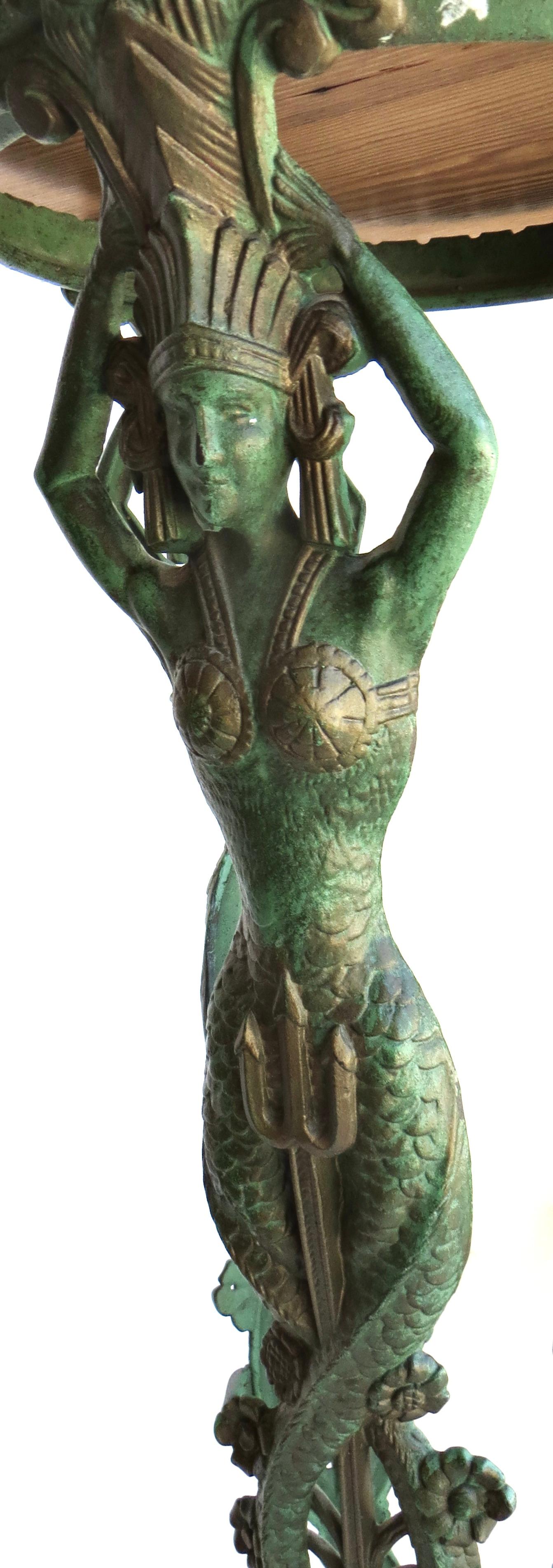 Ferro Tavolo con piedistallo in metallo fuso in stile Art Deco a tre sirene. Americano, 1930 circa in vendita