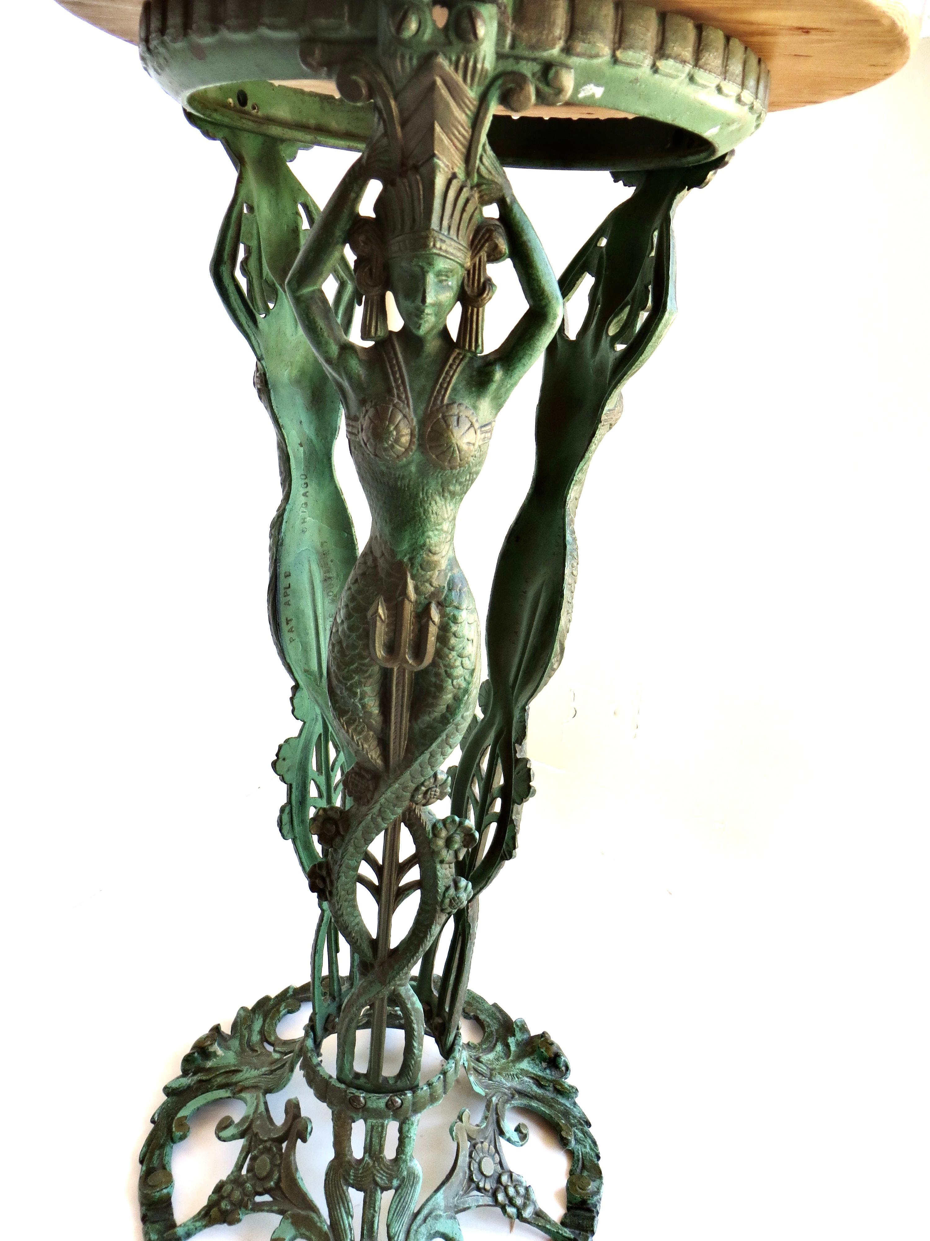 Tavolo con piedistallo in metallo fuso in stile Art Deco a tre sirene. Americano, 1930 circa in vendita 1