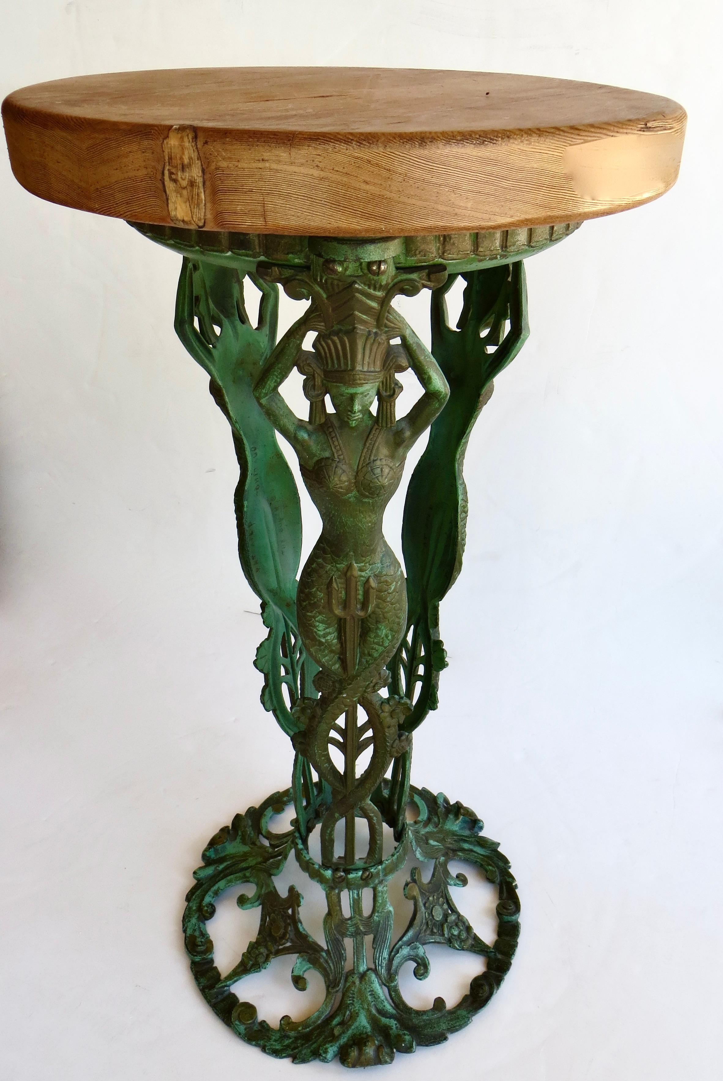 Tavolo con piedistallo in metallo fuso in stile Art Deco a tre sirene. Americano, 1930 circa in vendita 2