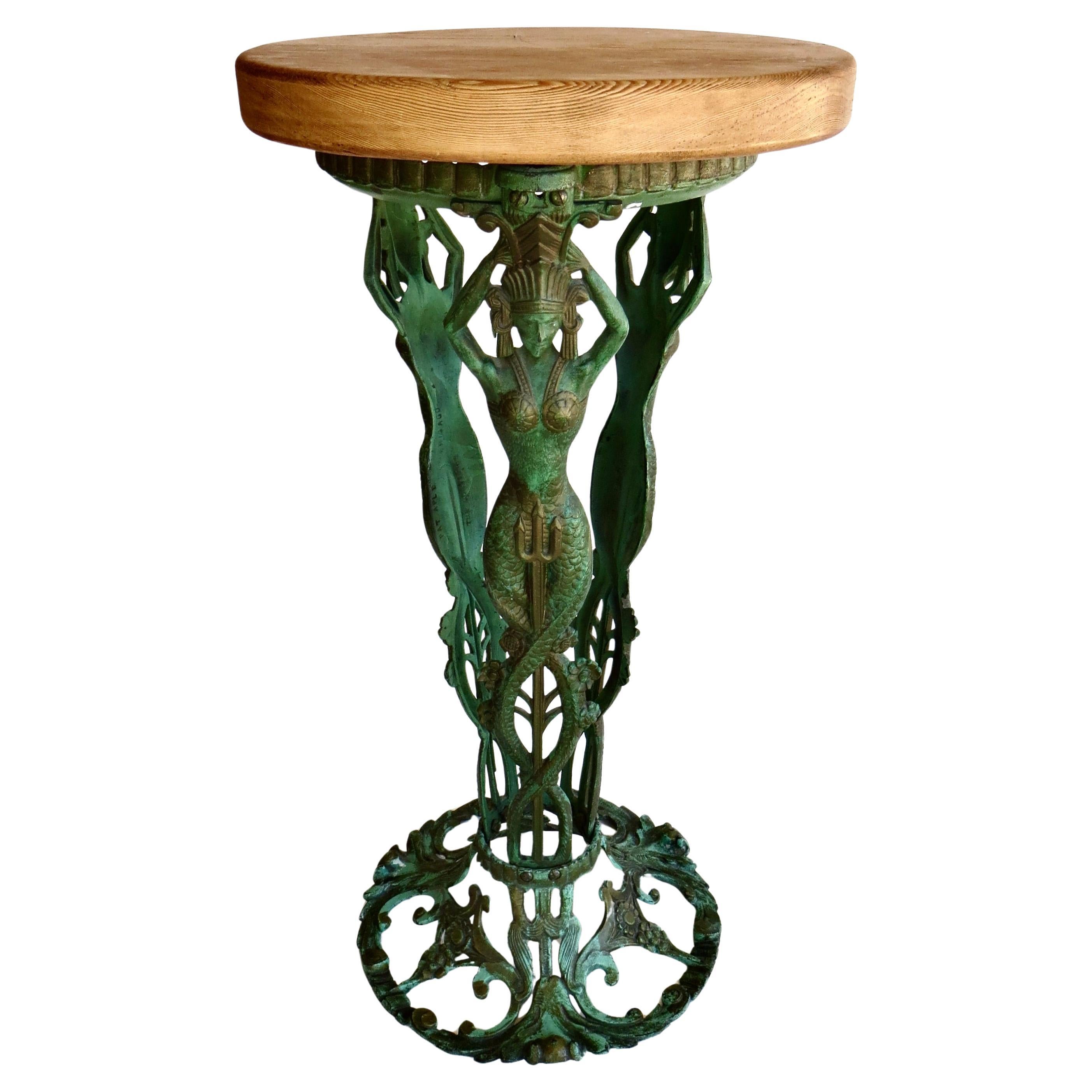 Tavolo con piedistallo in metallo fuso in stile Art Deco a tre sirene. Americano, 1930 circa in vendita