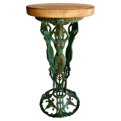 Tavolo con piedistallo in metallo fuso in stile Art Deco a tre sirene. Americano, 1930 circa