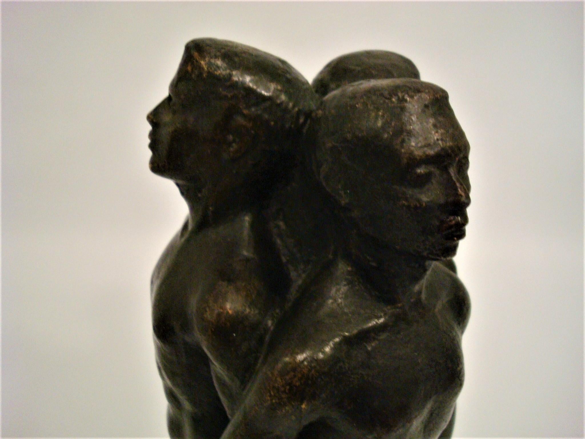 Art Deco Tre uomini nudi che si tengono per mano Scultura in bronzo e base in marmo anni '30 in vendita 3