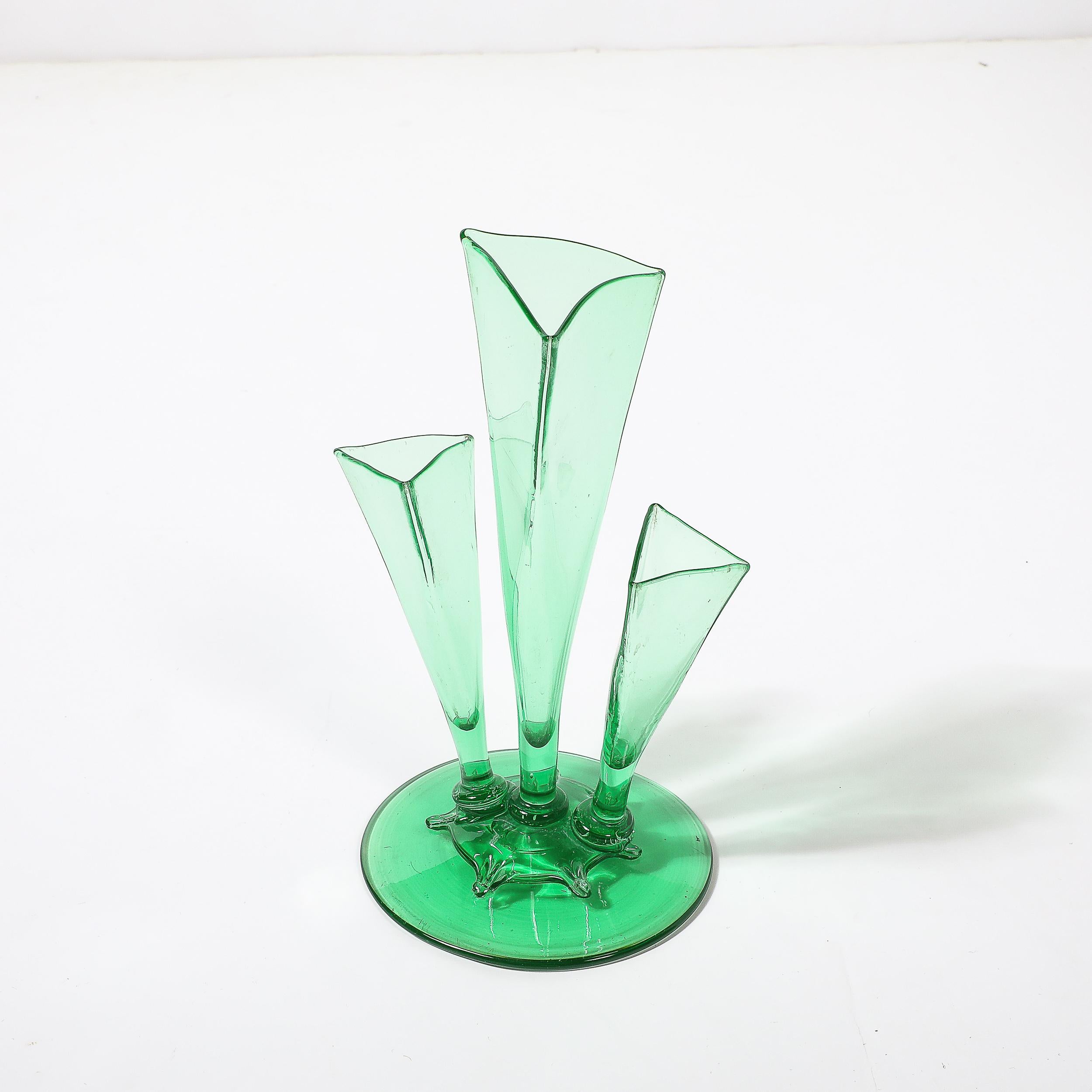 Vase à trois branches de forme Art Deco #6873 en verre Pomona Green par Steuben Glass en vente 4