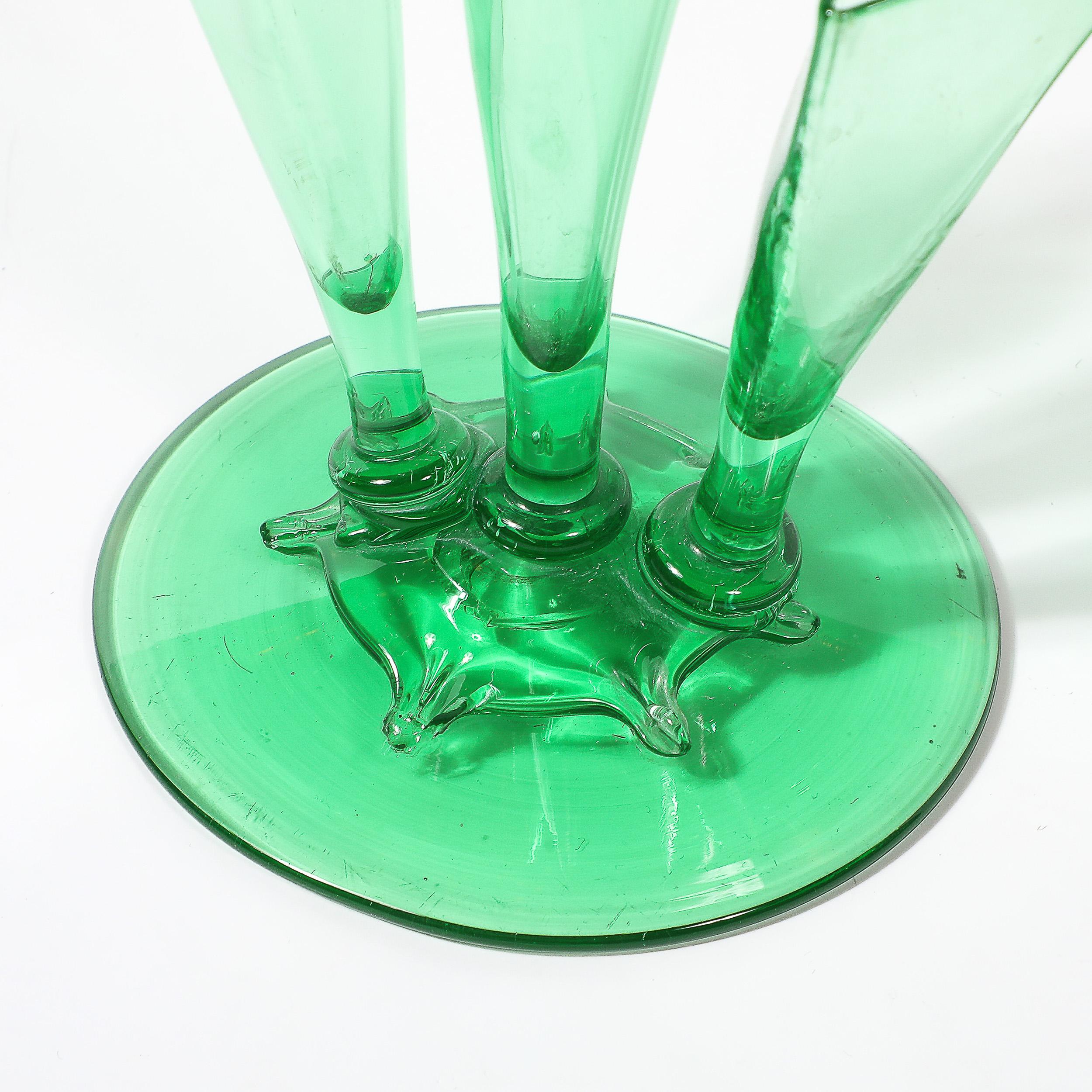 Vase à trois branches de forme Art Deco #6873 en verre Pomona Green par Steuben Glass en vente 5