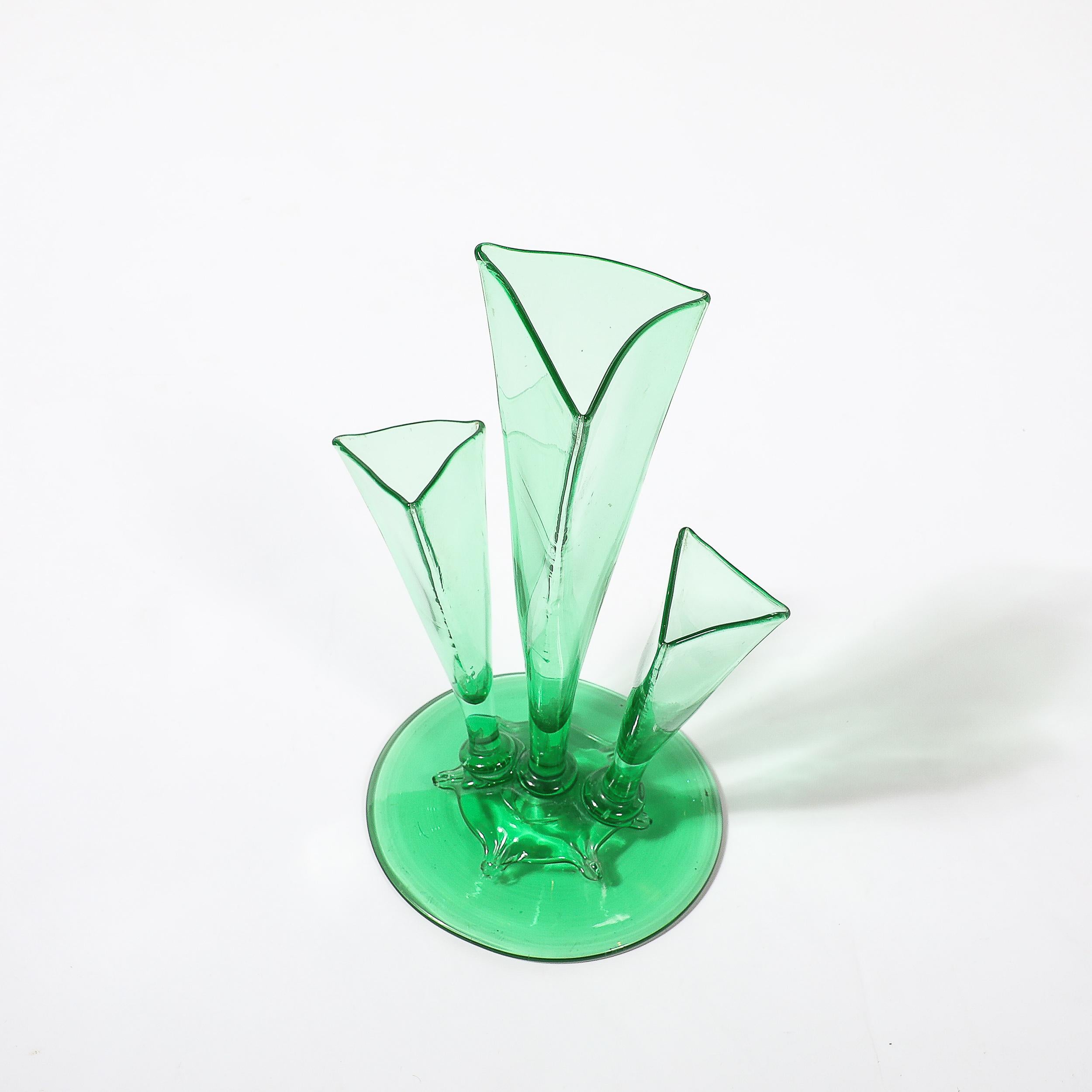 Vase à trois branches de forme Art Deco #6873 en verre Pomona Green par Steuben Glass en vente 6
