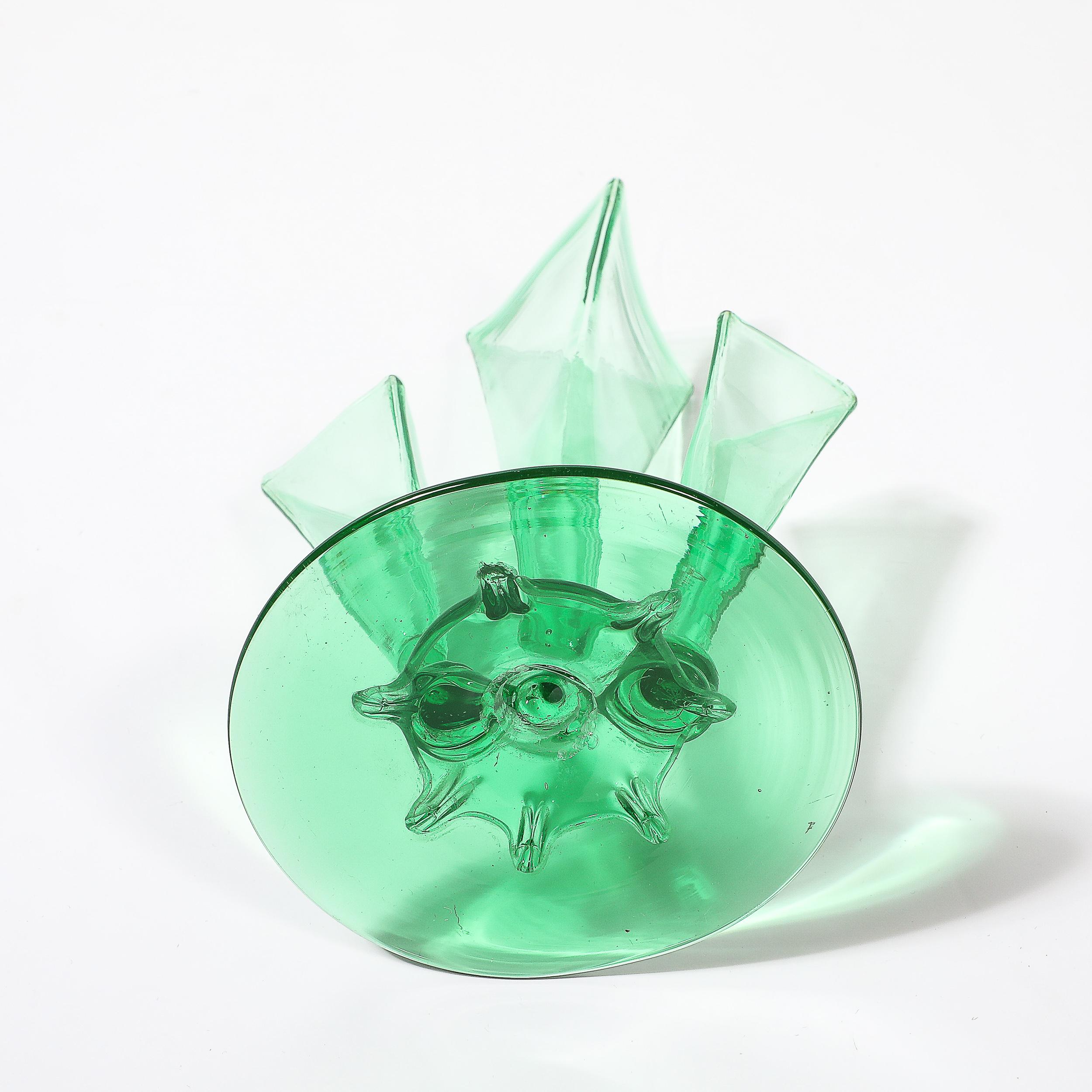 Vase à trois branches de forme Art Deco #6873 en verre Pomona Green par Steuben Glass en vente 7