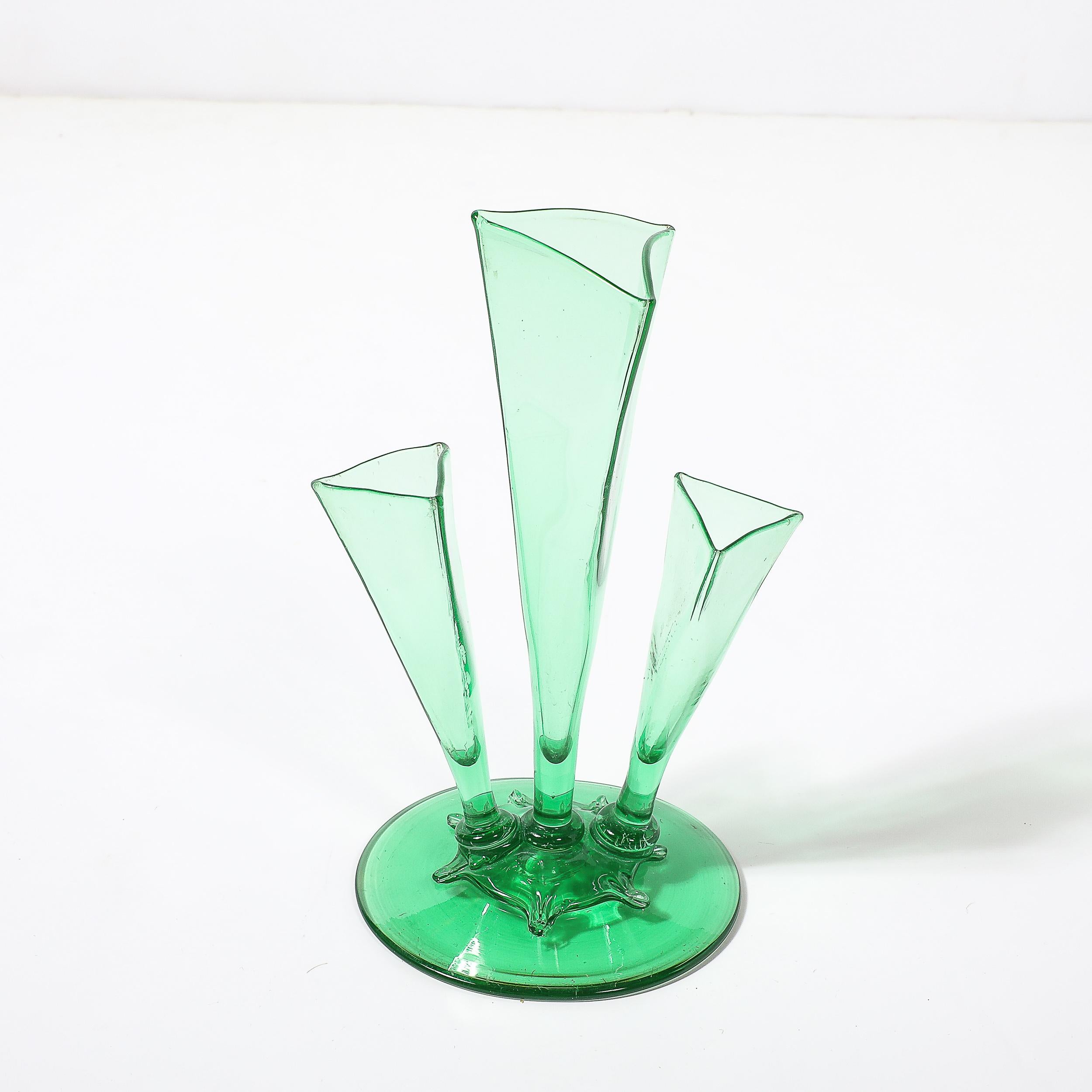 Ce superbe vase Art déco à pied, numéro de forme 6873, illustre la quintessence de l'élégance du design du début du XXe siècle. Réalisée en verre lumineux Pomona Green, sa forme est à la fois saisissante et sophistiquée, mettant en valeur les