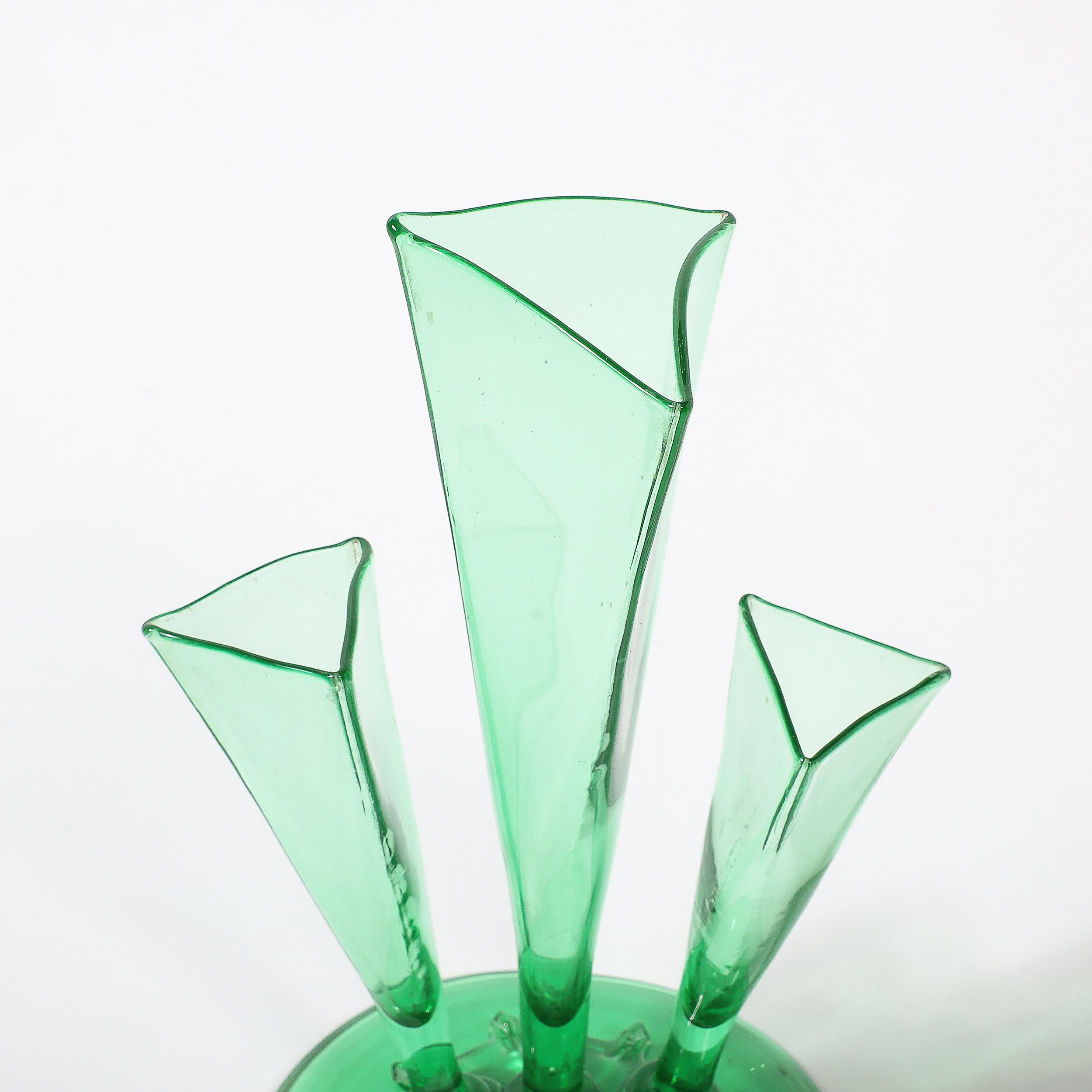 Art déco Vase à trois branches de forme Art Deco #6873 en verre Pomona Green par Steuben Glass en vente