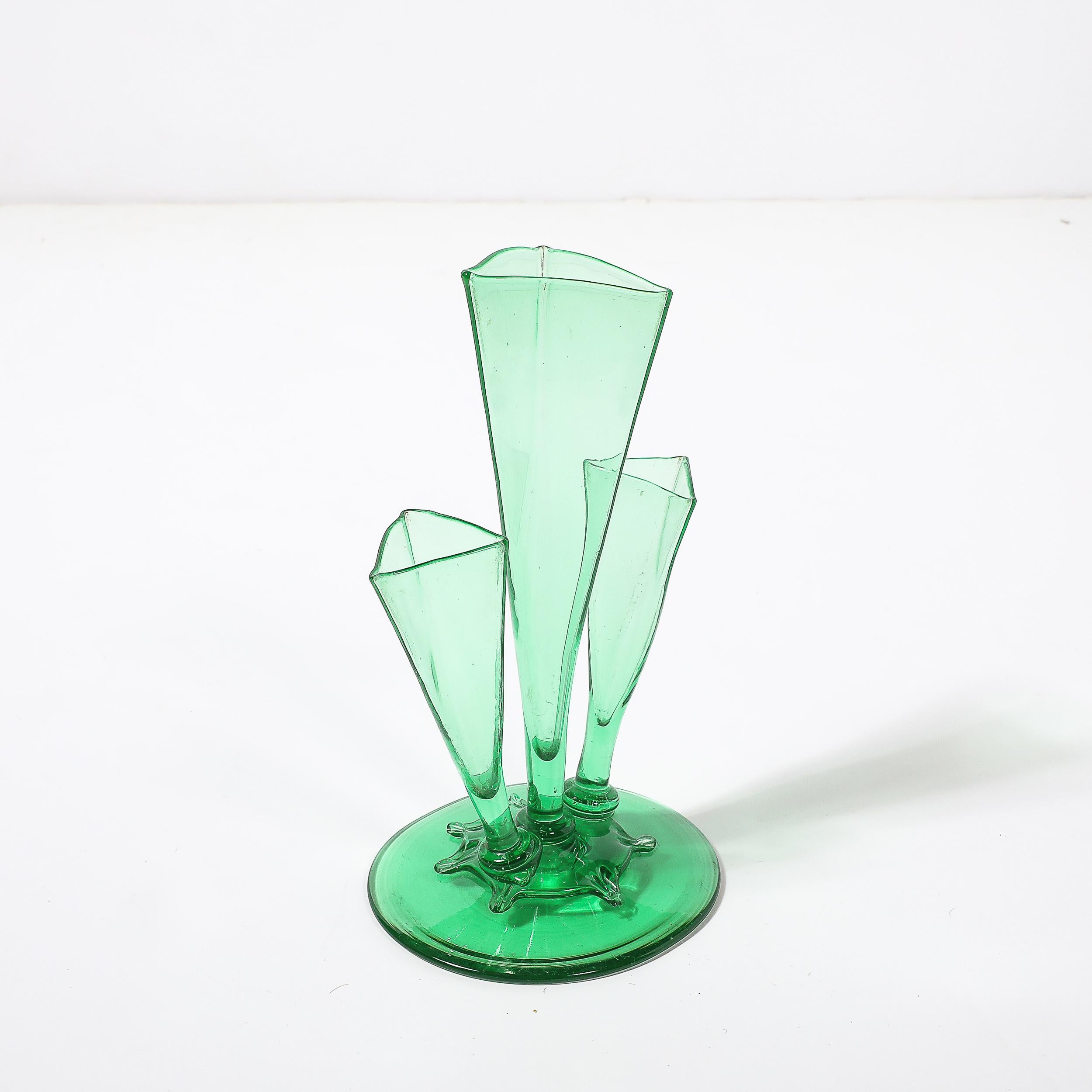 Américain Vase à trois branches de forme Art Deco #6873 en verre Pomona Green par Steuben Glass en vente