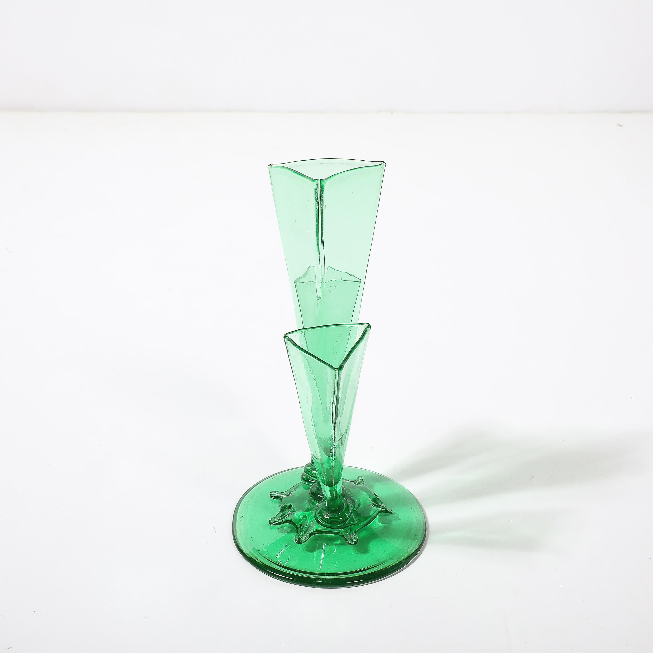 Vase à trois branches de forme Art Deco #6873 en verre Pomona Green par Steuben Glass Bon état - En vente à New York, NY