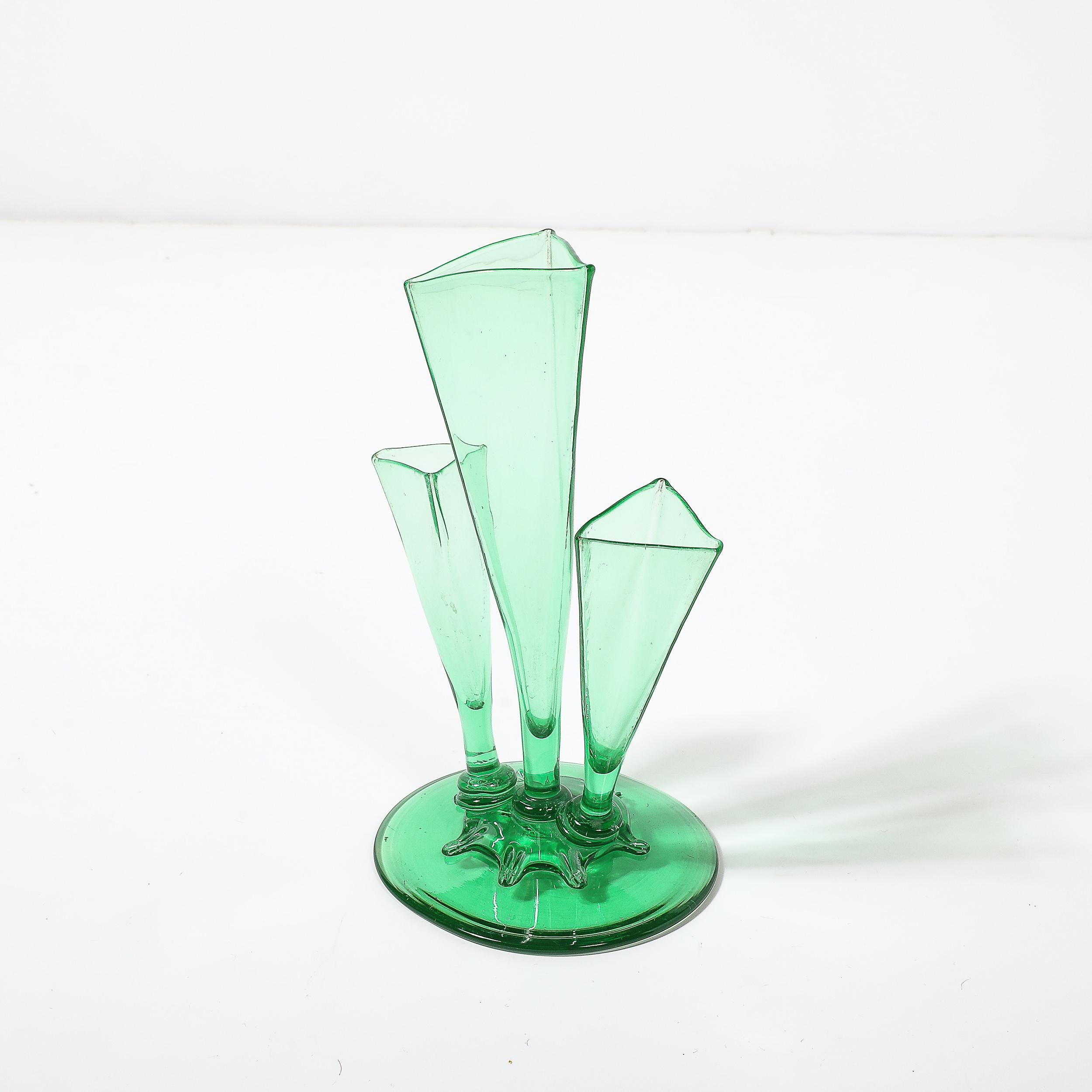 Début du 20ème siècle Vase à trois branches de forme Art Deco #6873 en verre Pomona Green par Steuben Glass en vente