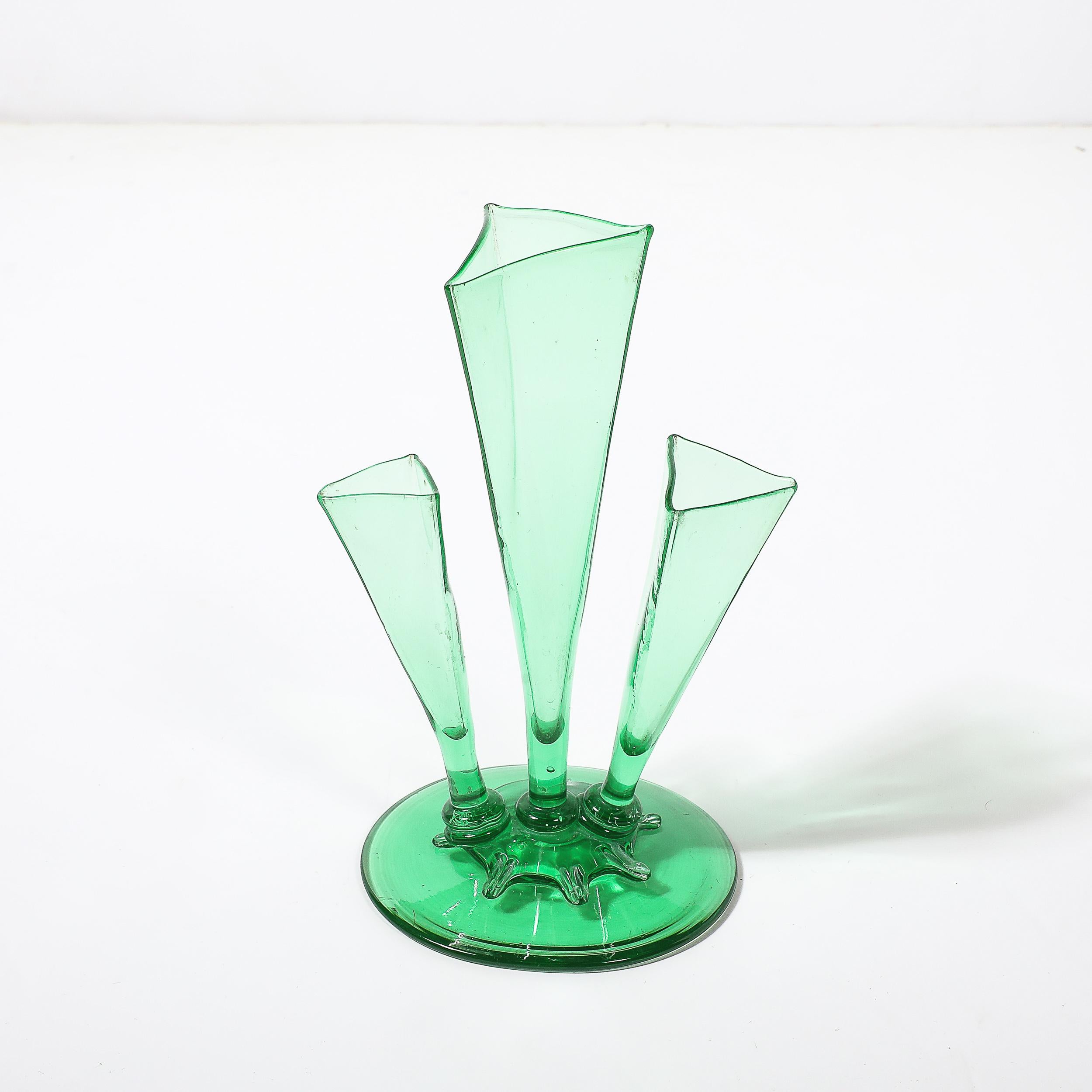 Verre Vase à trois branches de forme Art Deco #6873 en verre Pomona Green par Steuben Glass en vente