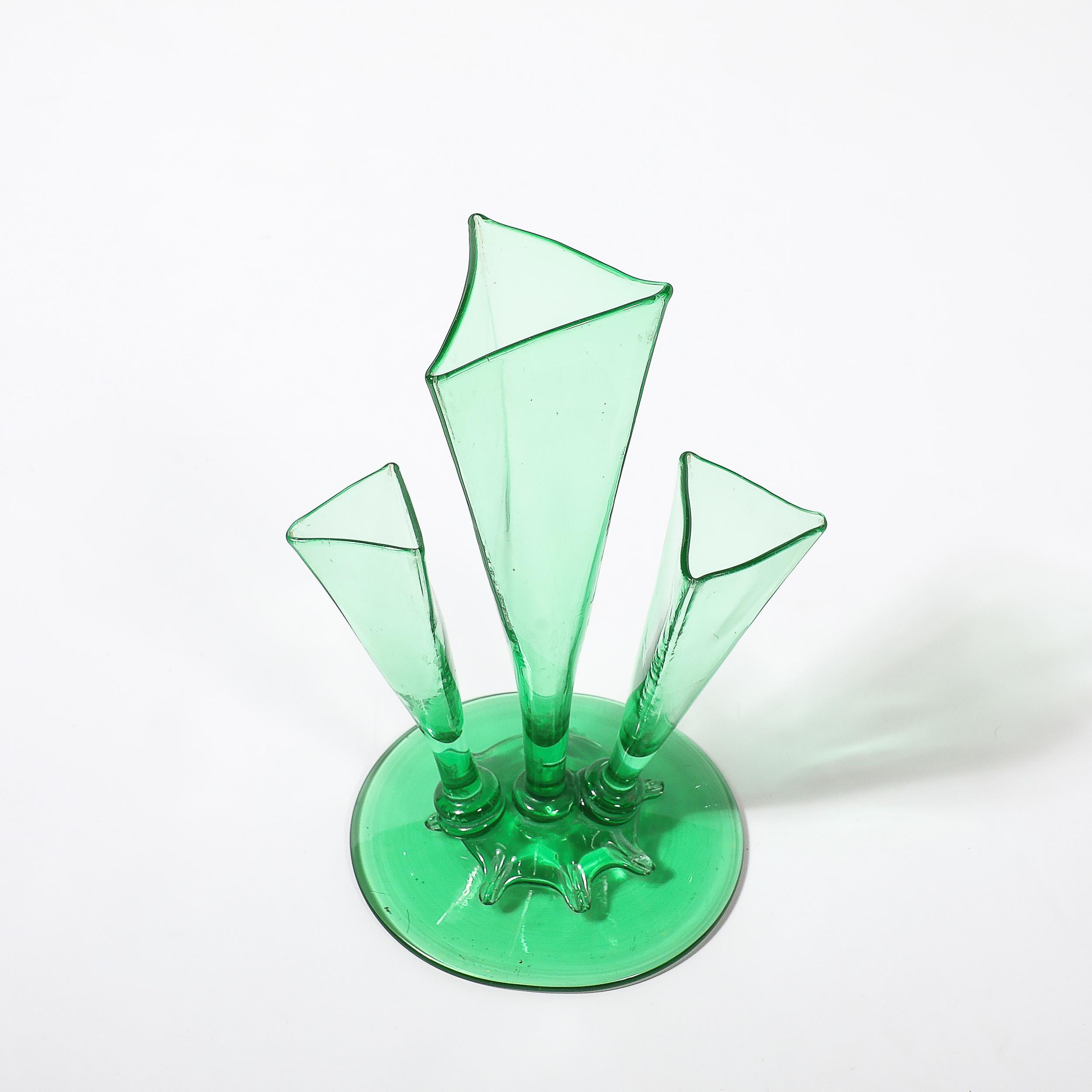Vase à trois branches de forme Art Deco #6873 en verre Pomona Green par Steuben Glass en vente 1