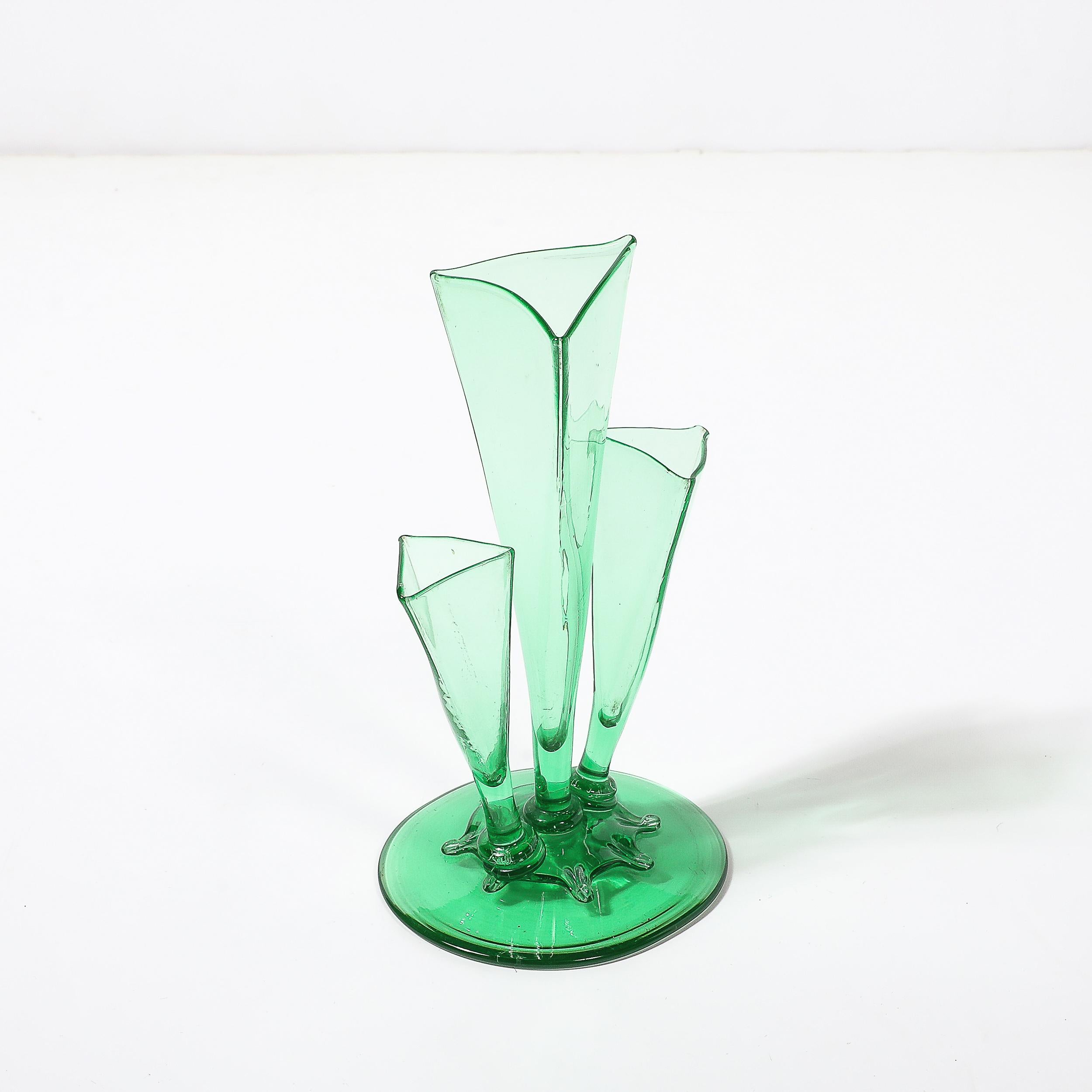 Vase à trois branches de forme Art Deco #6873 en verre Pomona Green par Steuben Glass en vente 2