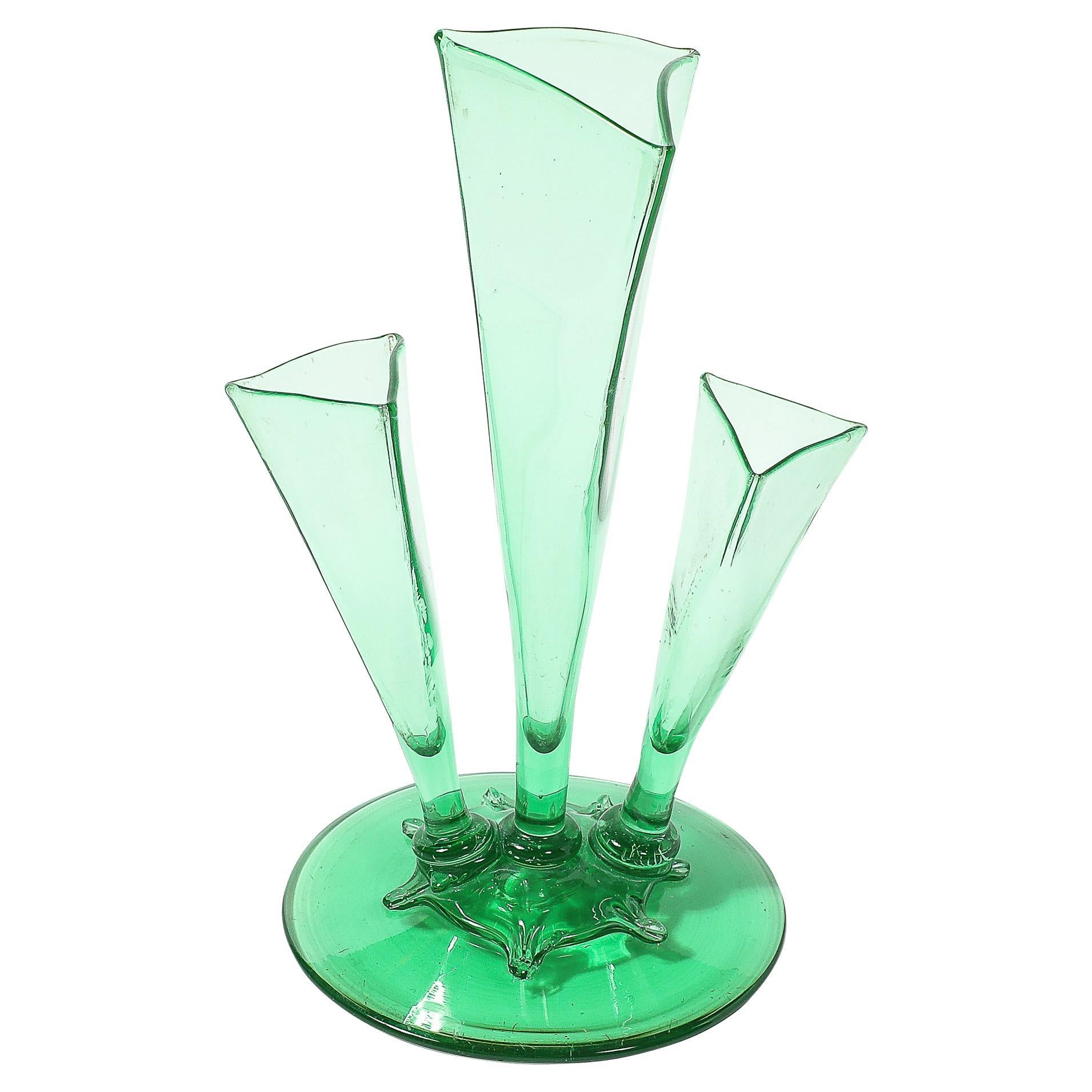 Vaso a tre punte Art Deco #6873 in vetro Pomona Green di Steuben Glass