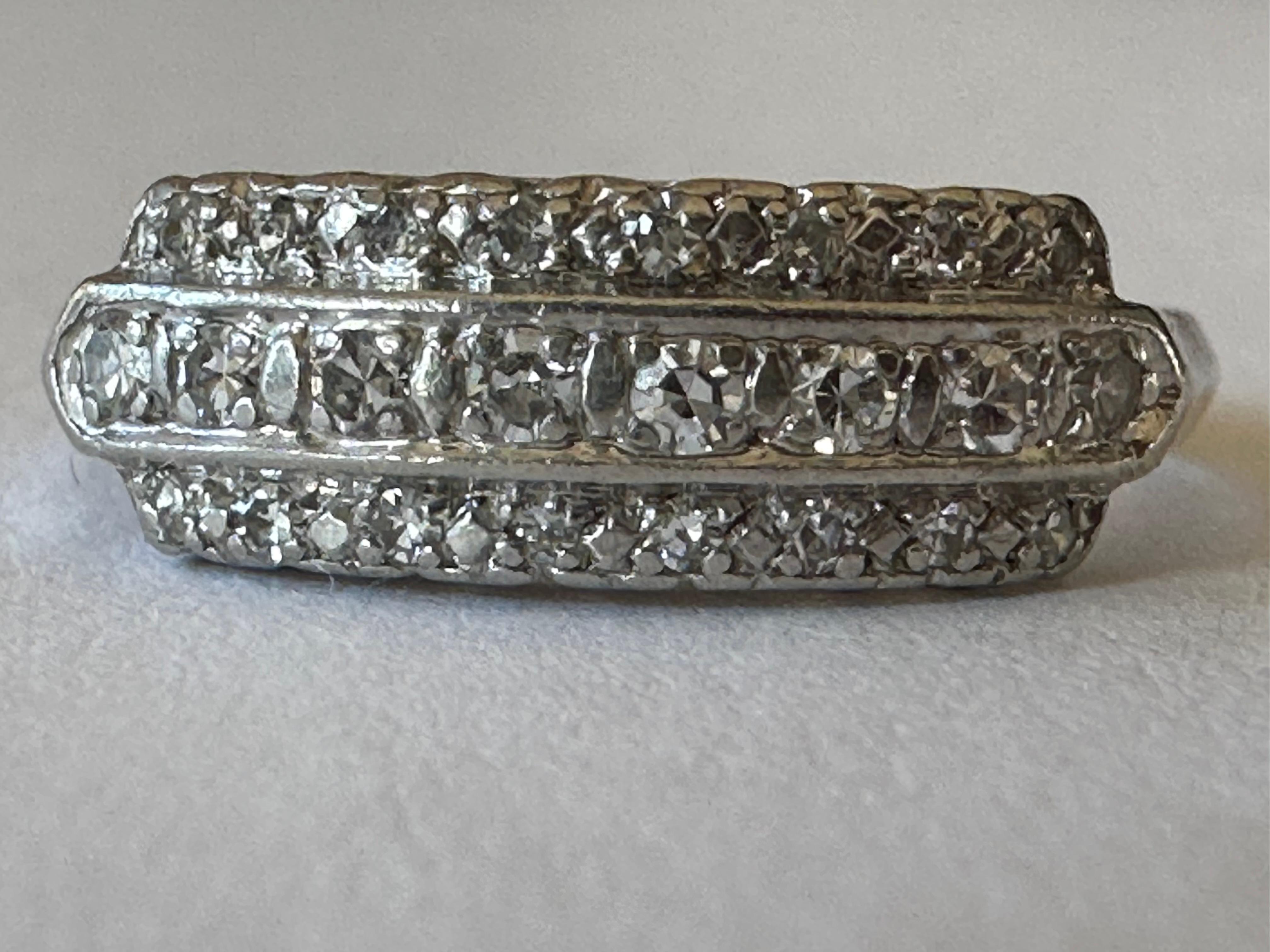 Art Deco Dreireihiger Ring aus Platin mit Diamanten und Platin  Damen im Angebot