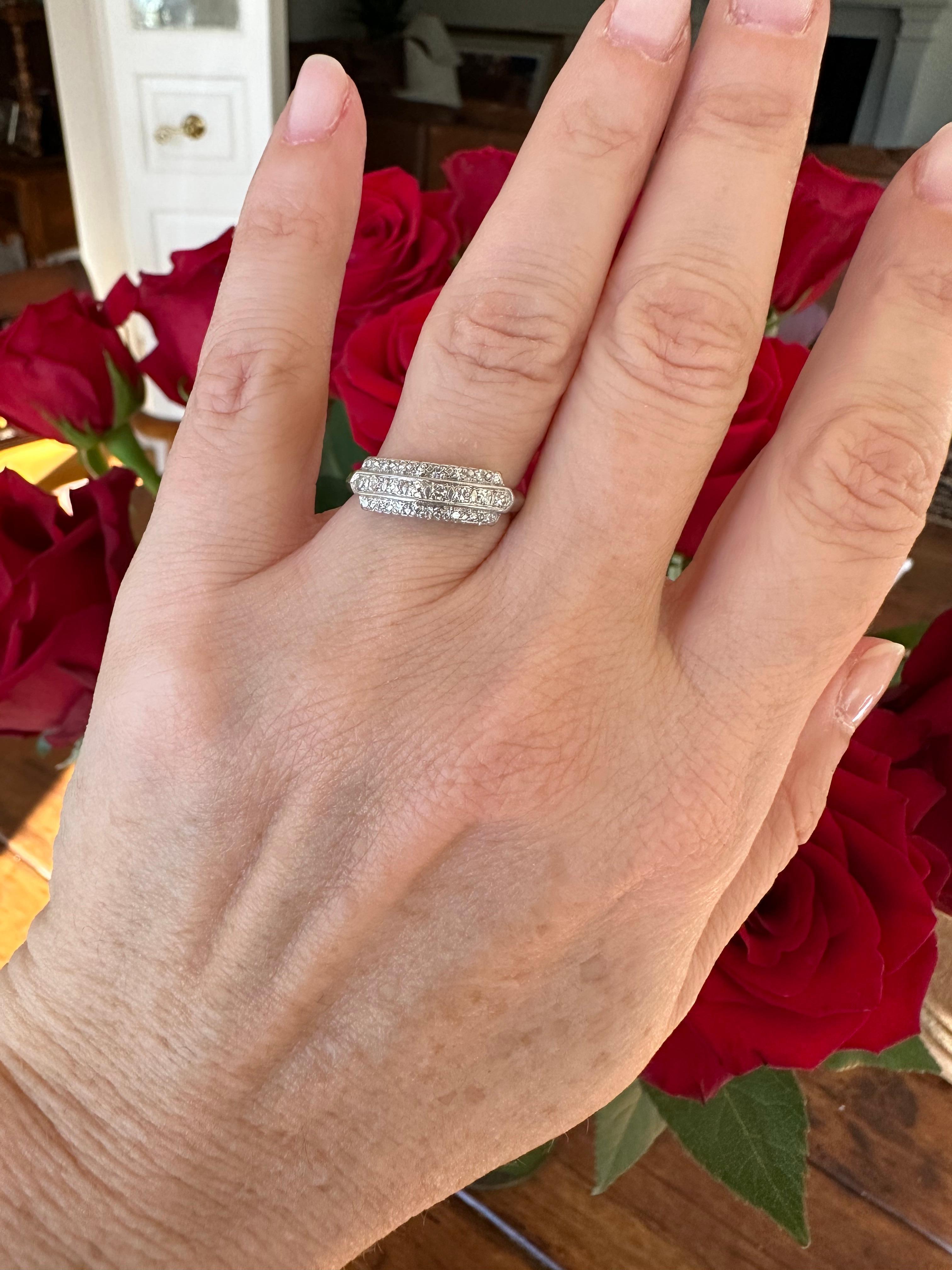 Art Deco Dreireihiger Ring aus Platin mit Diamanten und Platin  im Angebot 2