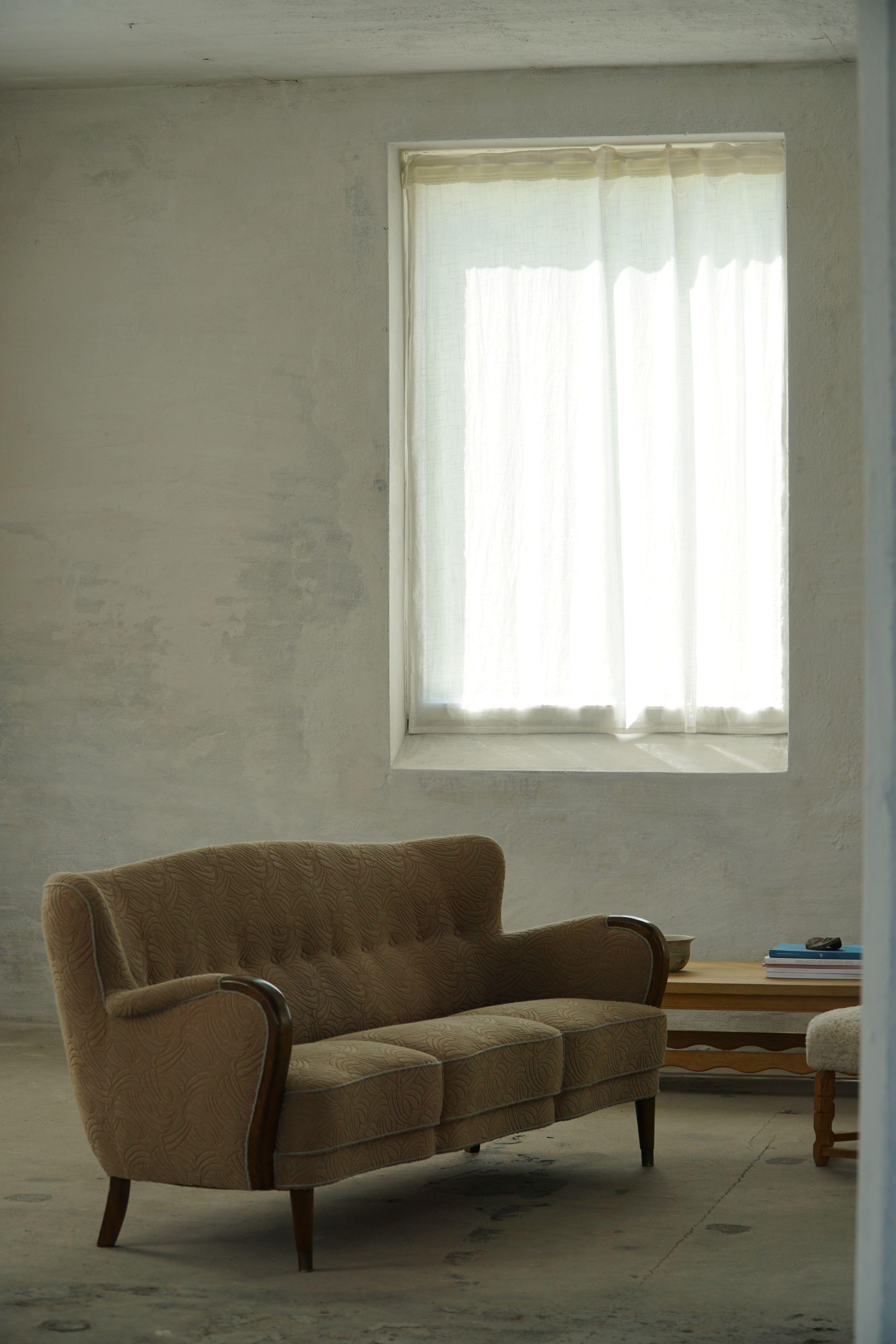 Art Deco Three Seater Sofa, Beech & A Vibrant Fabric, Danish Cabinetmaker, 1940s en vente 3