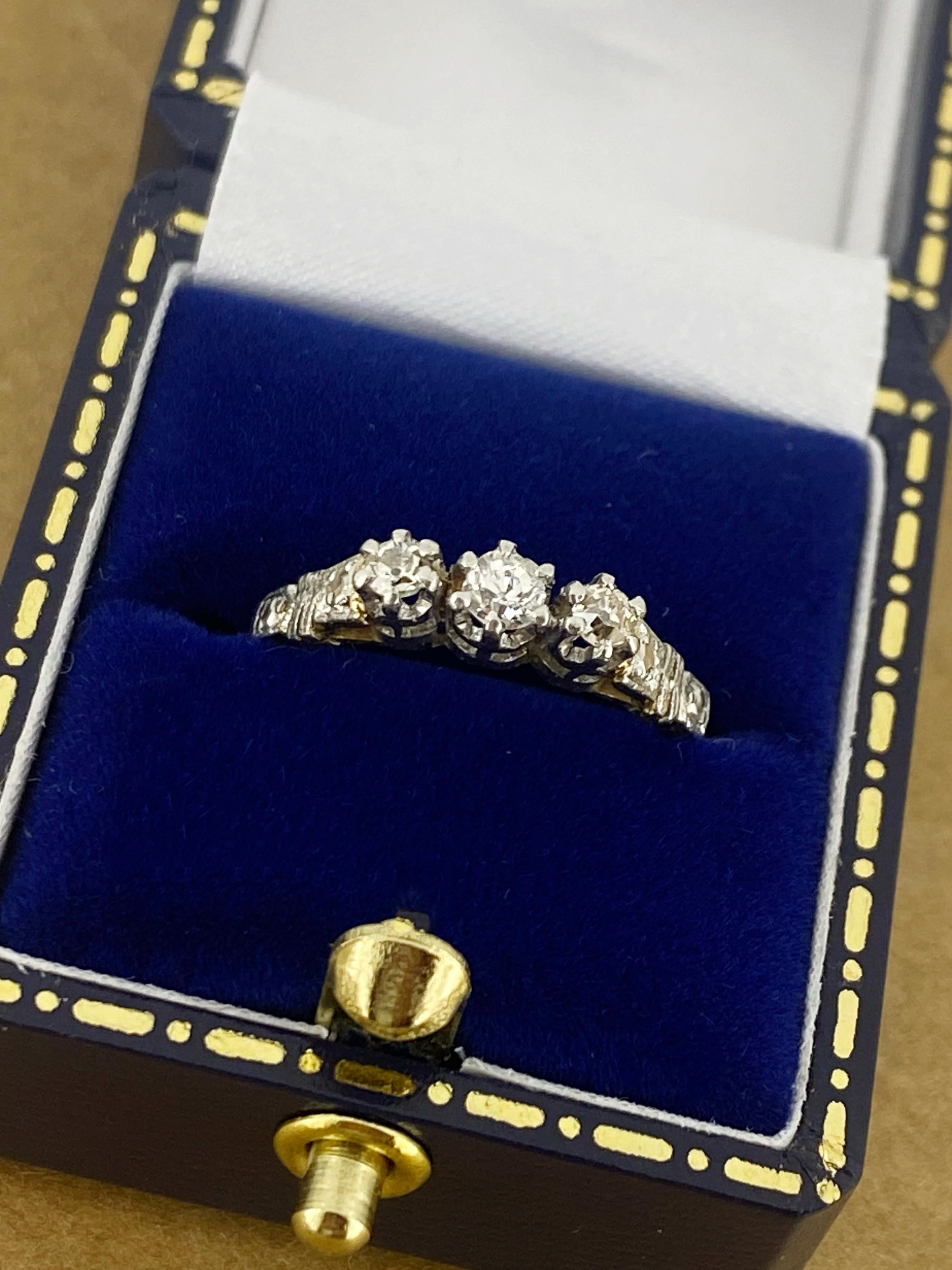 Showcasing a stunning fusion of Exquisite Craftsmanship 
& Top-Quality Materials, 
this Three-Stone Ring is an original Art-Deco piece, 
dating from 1930’s  

Jewellery of that era is always particularly well made & 
this piece is no exception

Of