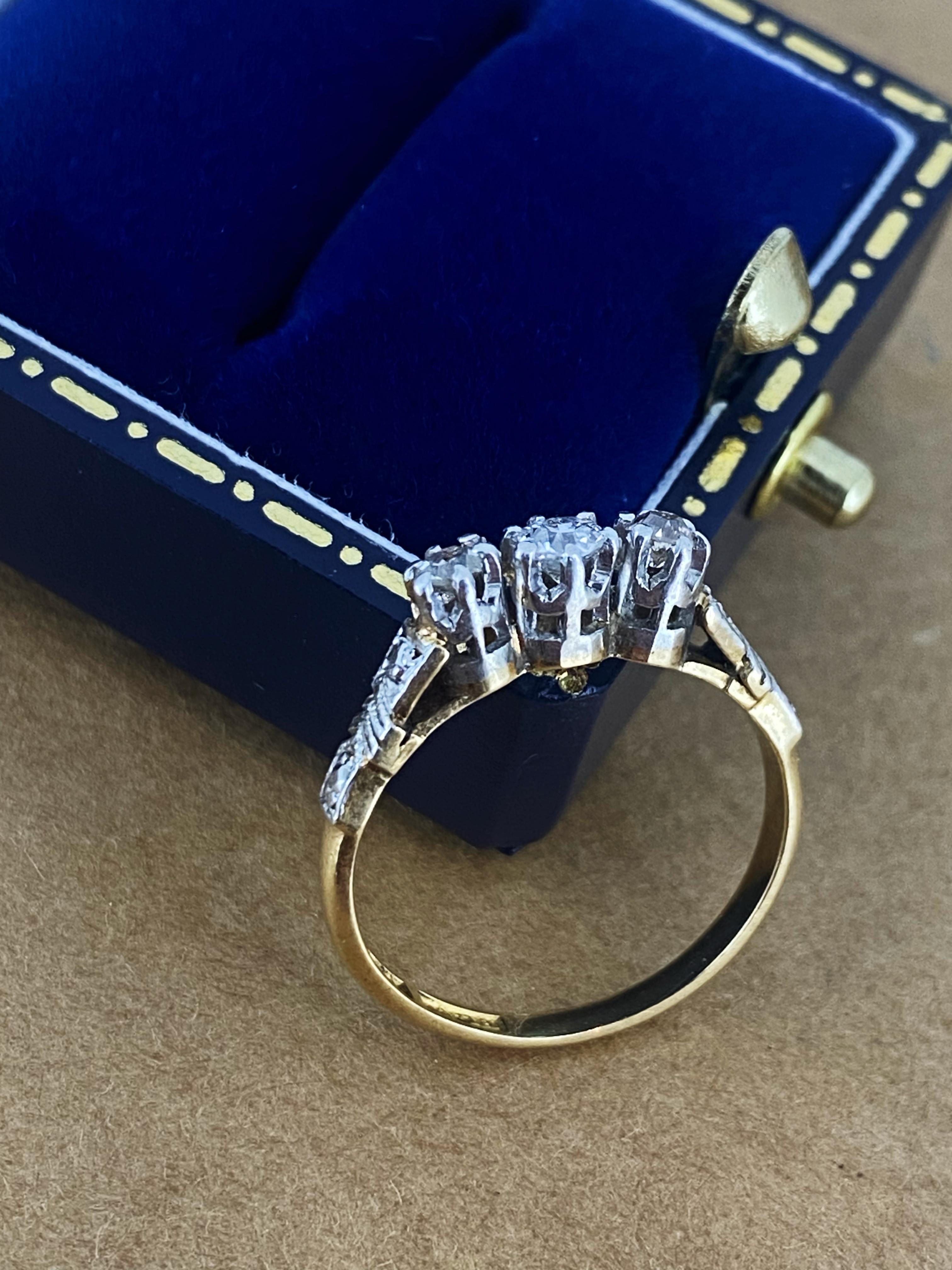 Art-Deco Three-Stone 0.30ct Old European Cut Diamond Ring in Platinum & 18K Gold In Excellent Condition For Sale In MELBOURNE, AU