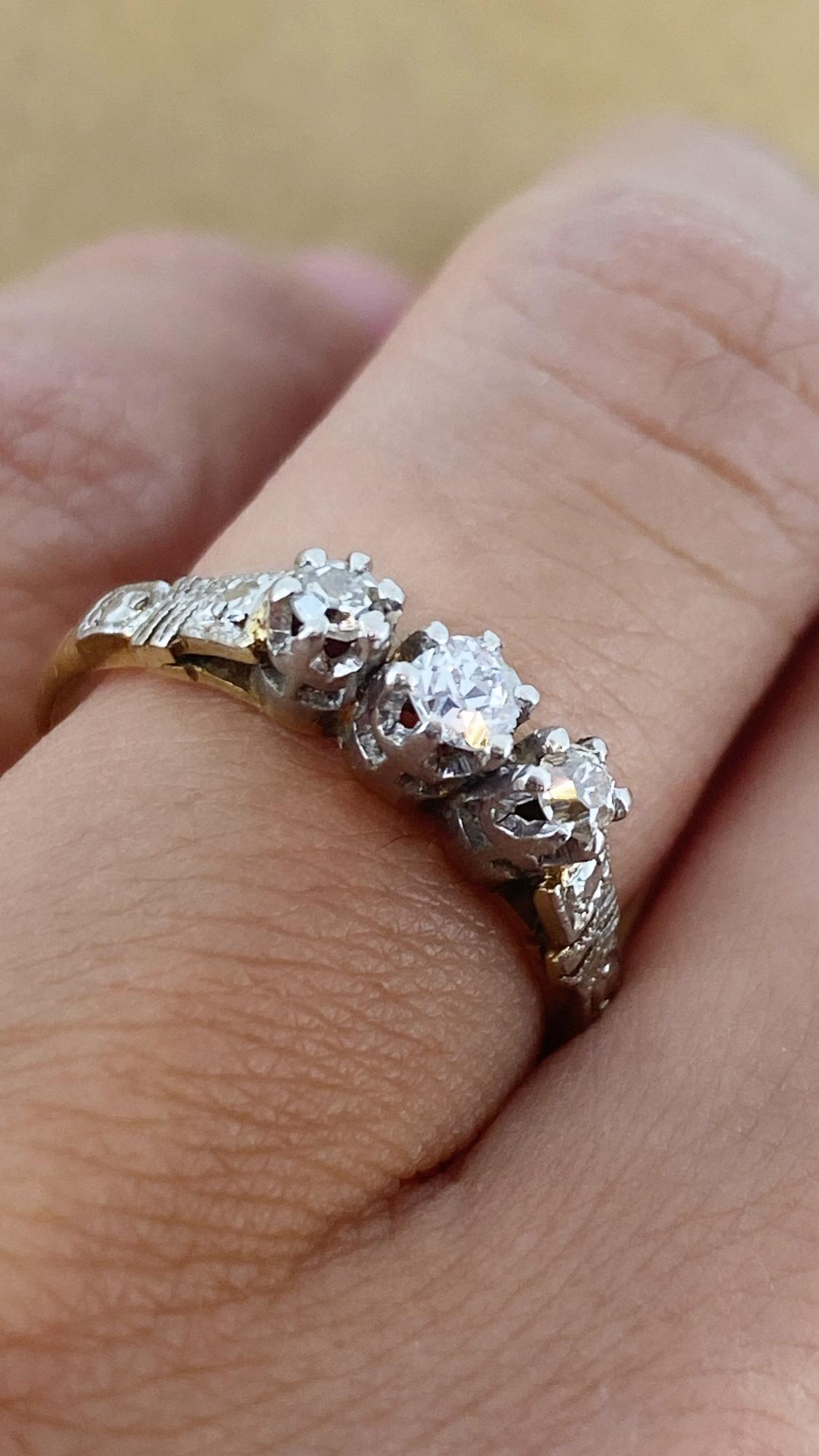 Art-Deco Three-Stone 0.30ct Old European Cut Diamond Ring in Platinum & 18K Gold For Sale 1