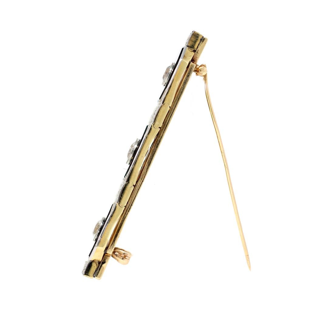 El broche Art Déco de circa 1920-30 presenta tres diamantes de talla europea antigua, cada uno insertado en un diseño geométrico de ónice. El peso en quilates estimado de los tres diamantes centrados es de 0,80, 0,70 y 0,60 con color IJ y claridad