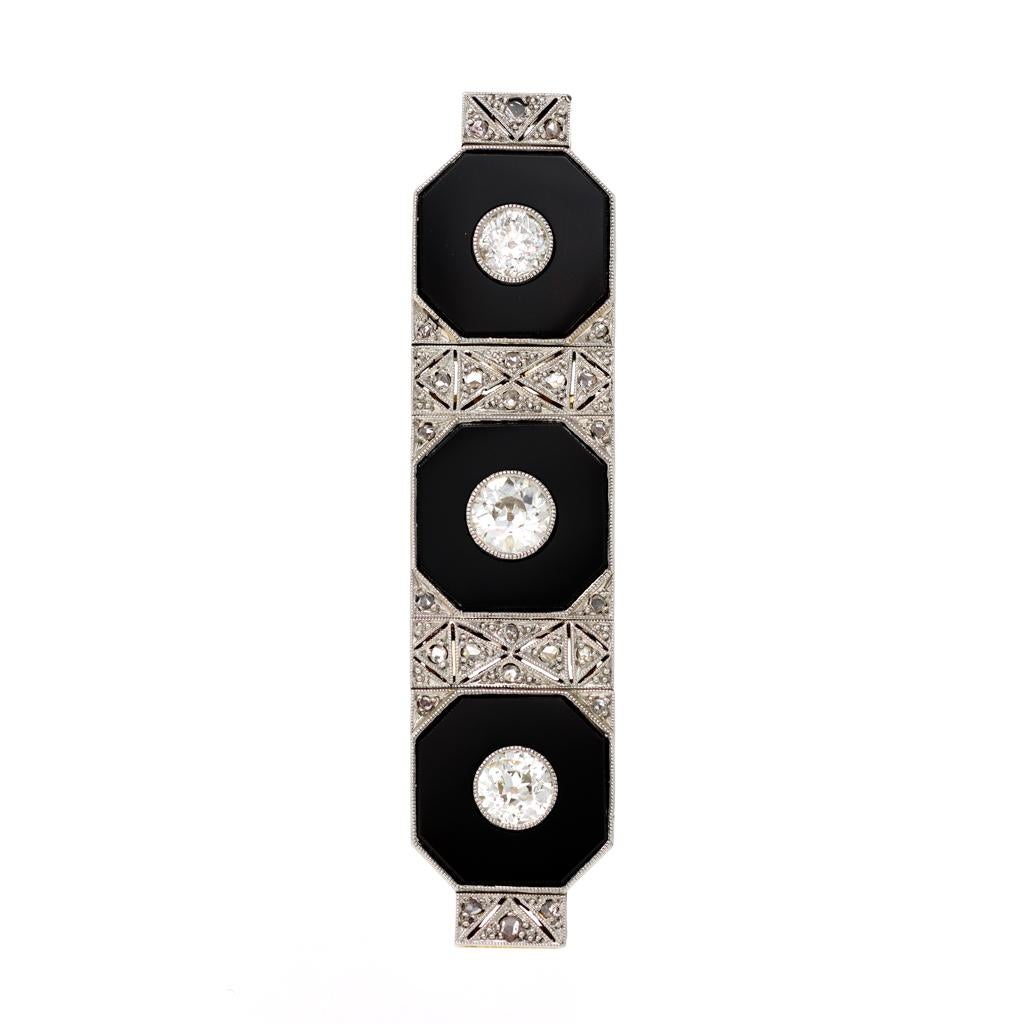 Art Decó Broche de tres piedras con diamantes Ónice engastado en platino y oro de 14 quilates Corte mixto en venta