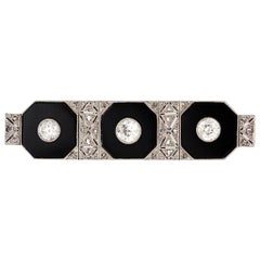 Art Deco Brosche mit drei Steinen und Diamanten Onyx in Platin und 14 Karat Gold gefasst