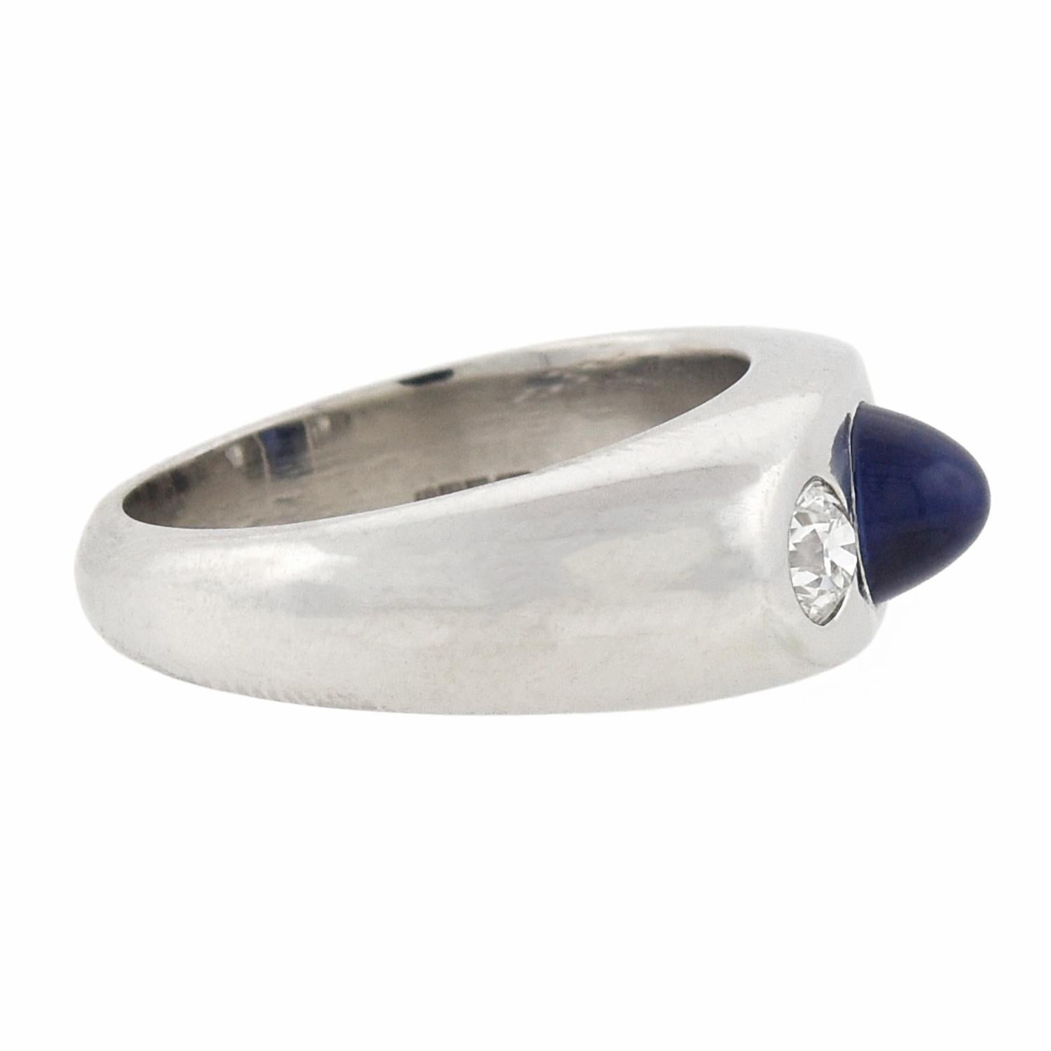 Art Deco Ring mit drei Steinen, Diamant und Kugel-Cabochon-Saphir (Art déco) im Angebot