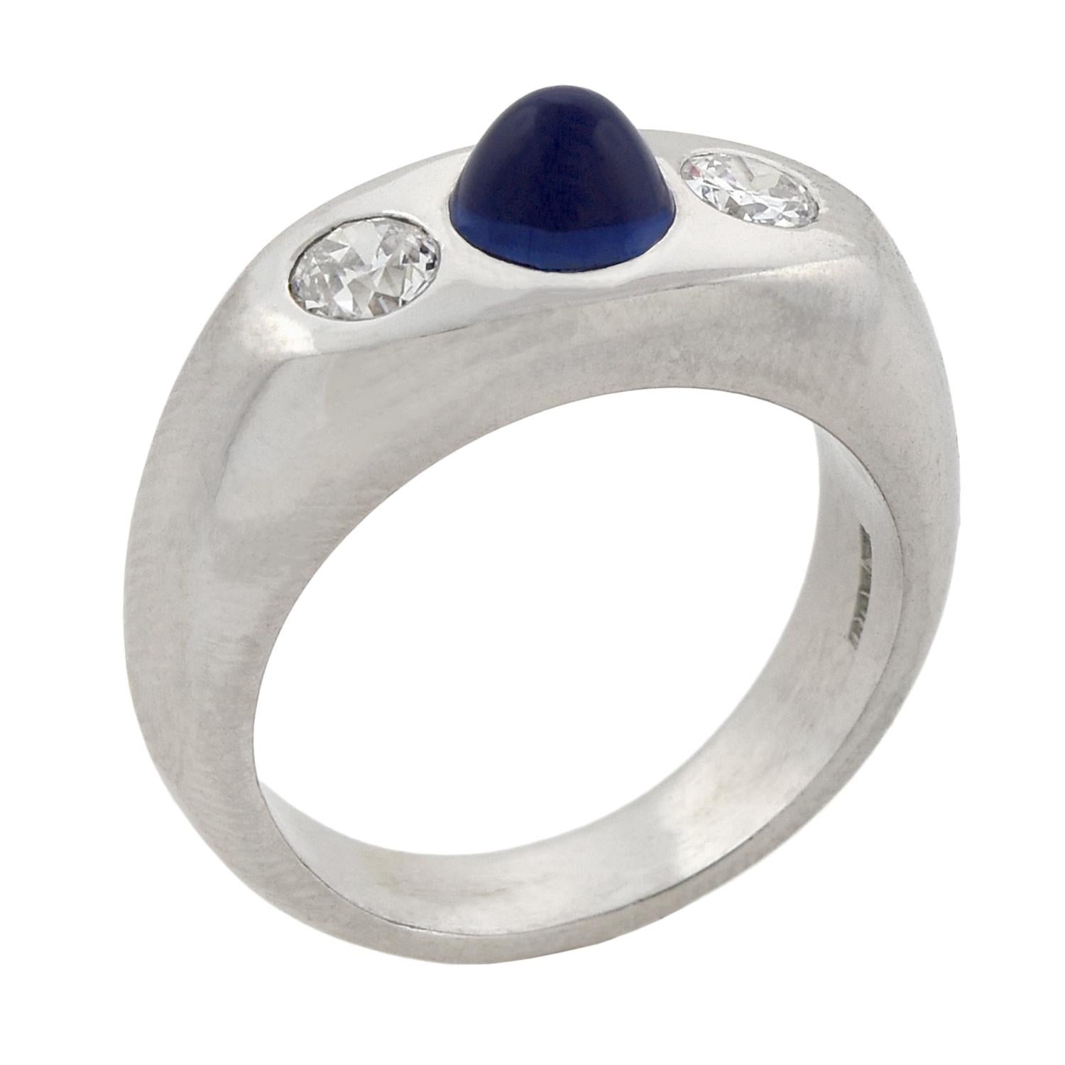 Art Deco Ring mit drei Steinen, Diamant und Kugel-Cabochon-Saphir (Alteuropäischer Brillantschliff) im Angebot