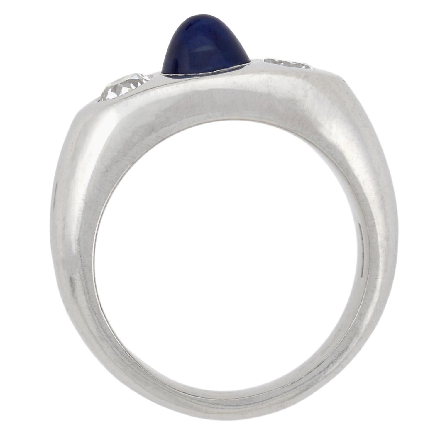 Art Deco Ring mit drei Steinen, Diamant und Kugel-Cabochon-Saphir im Zustand „Gut“ im Angebot in Narberth, PA