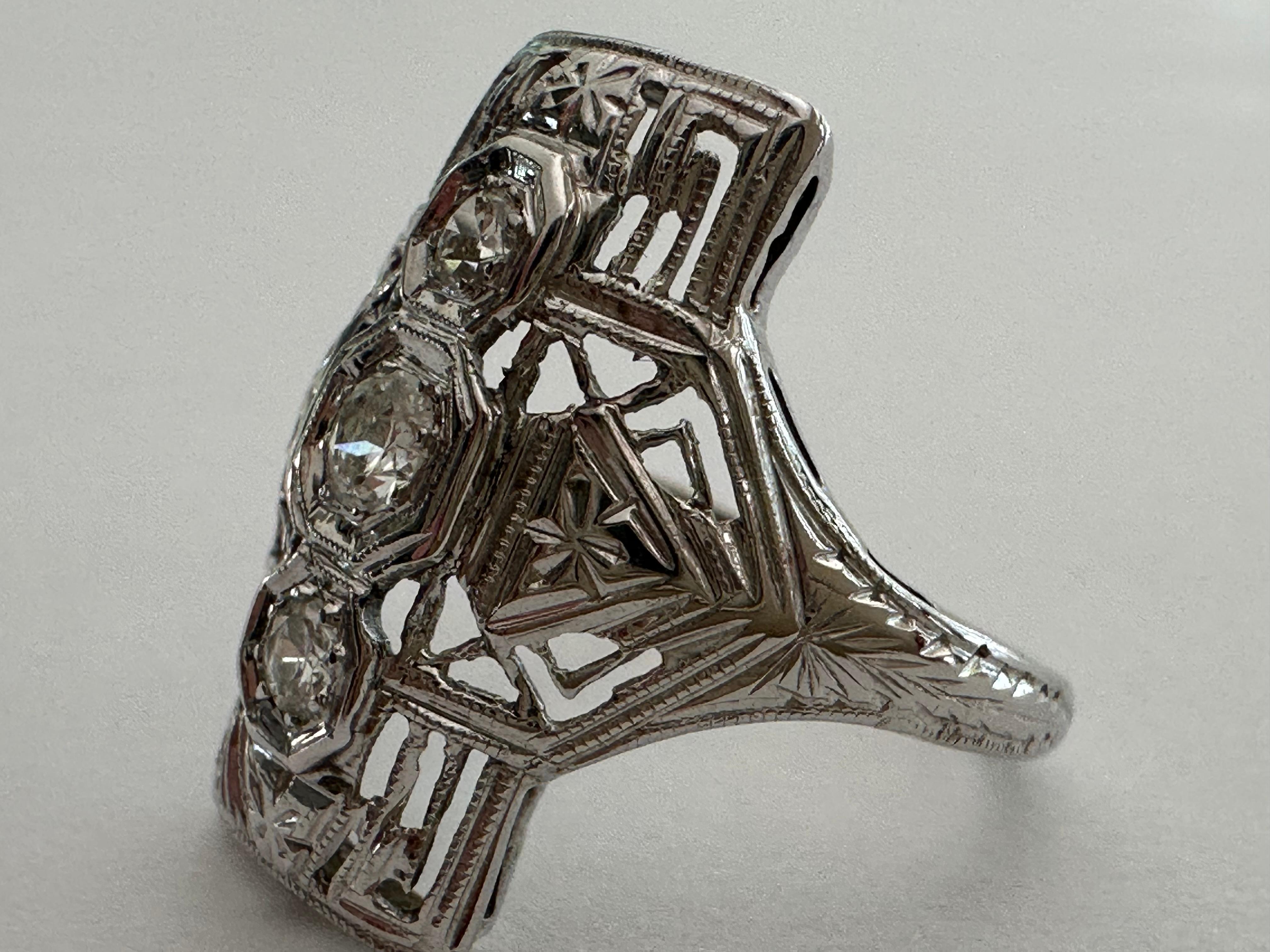 En venta: Sortija Art Déco de tres piedras, diamantes y filigrana  2