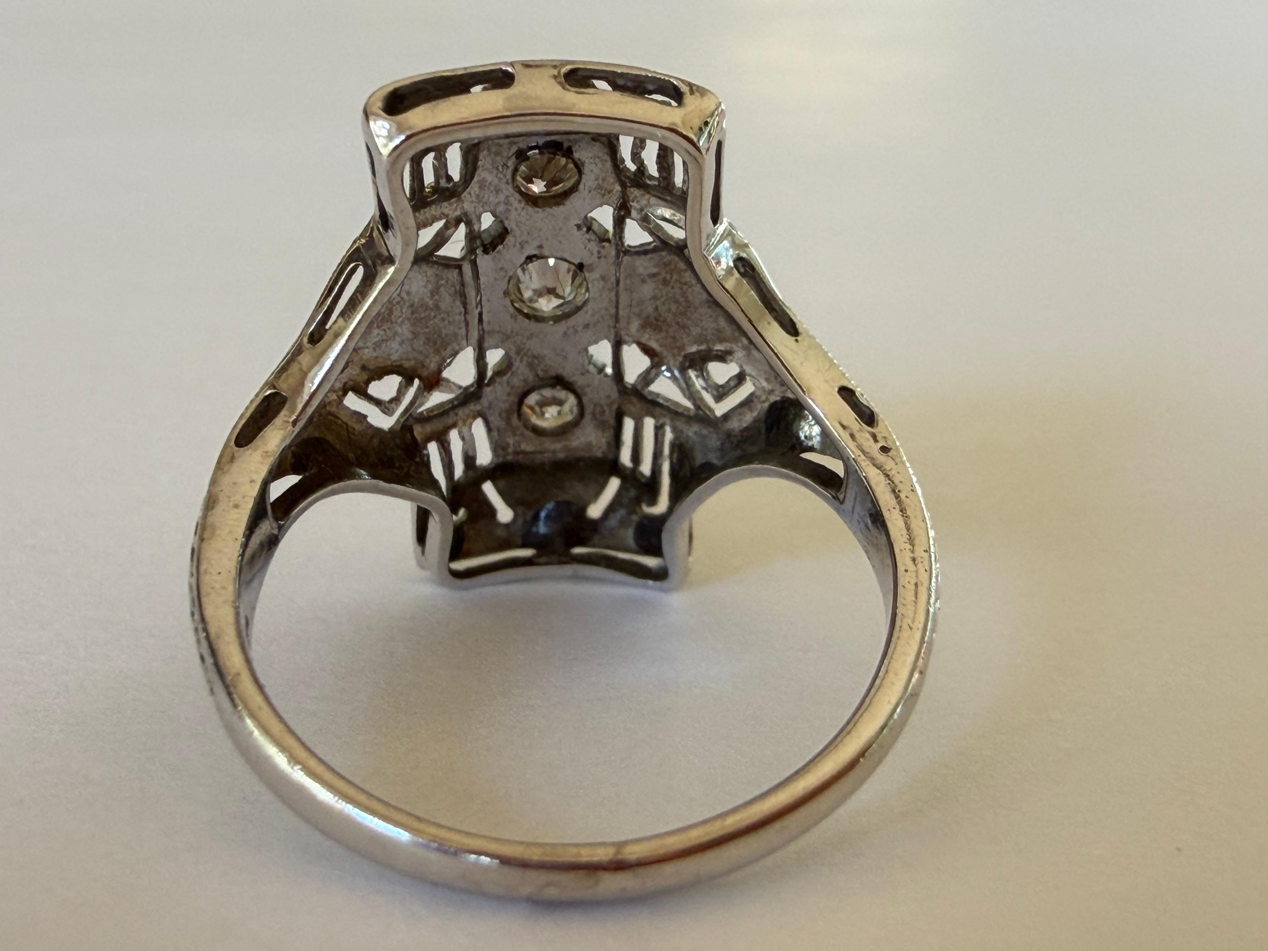 Taille vieille Europe Bague de table Art déco à trois pierres, diamants et filigrane en vente