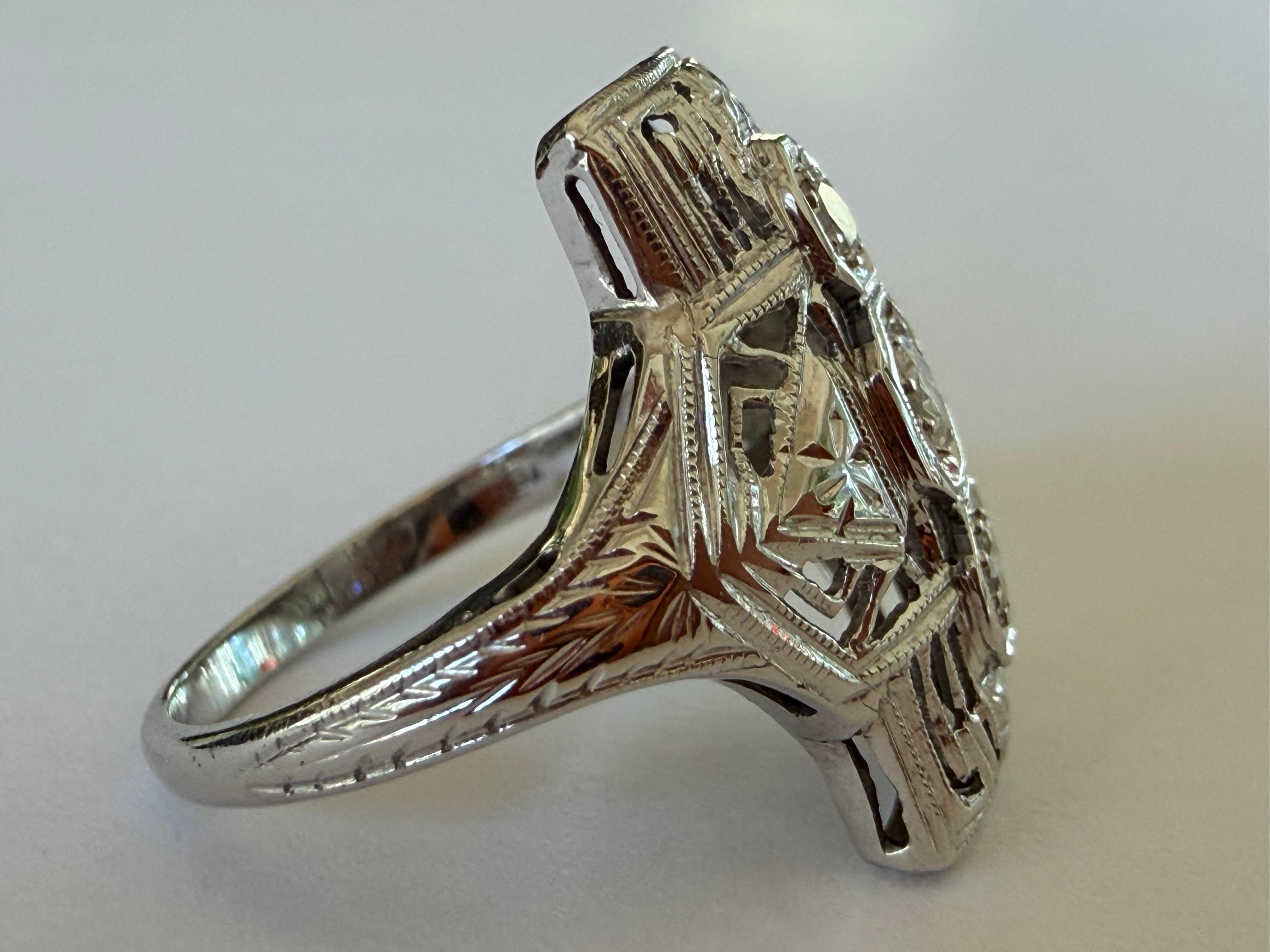 Bague de table Art déco à trois pierres, diamants et filigrane Bon état - En vente à Denver, CO