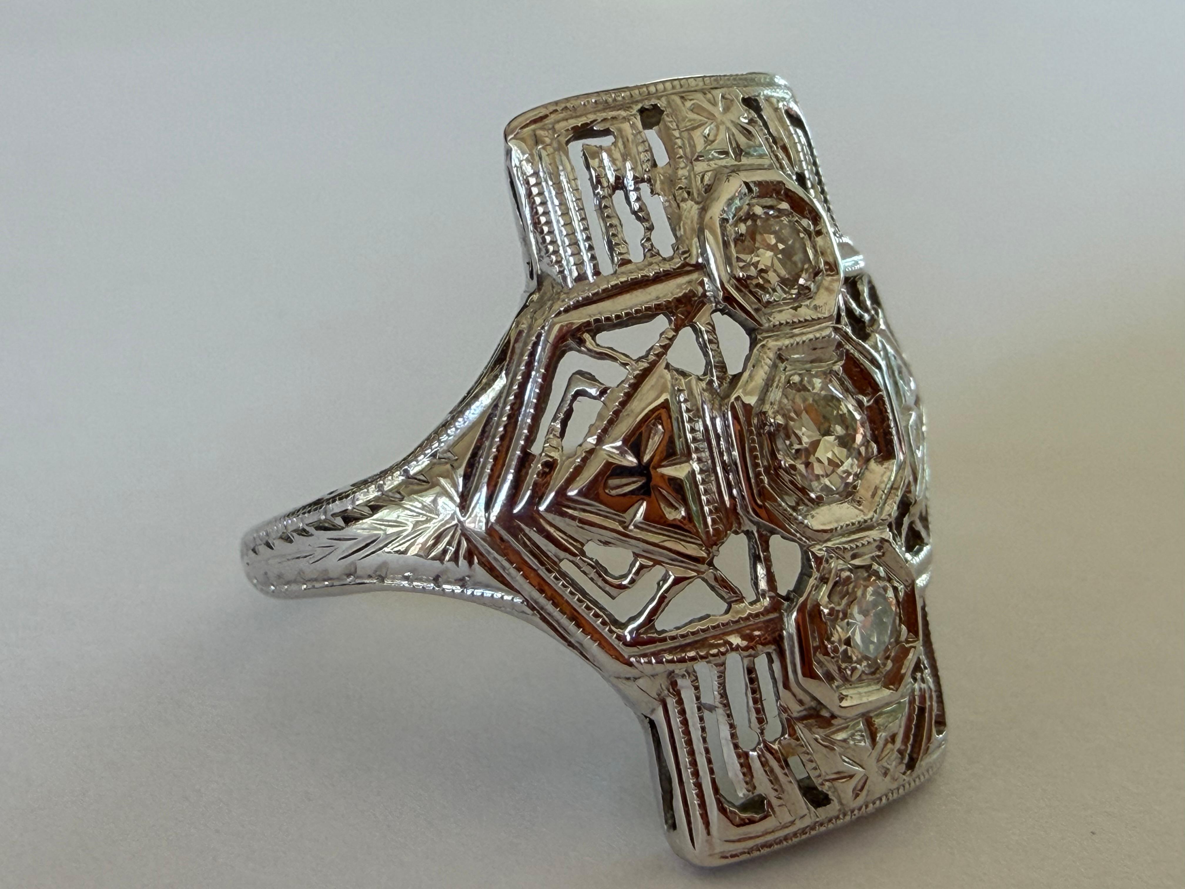 Bague de table Art déco à trois pierres, diamants et filigrane Pour femmes en vente