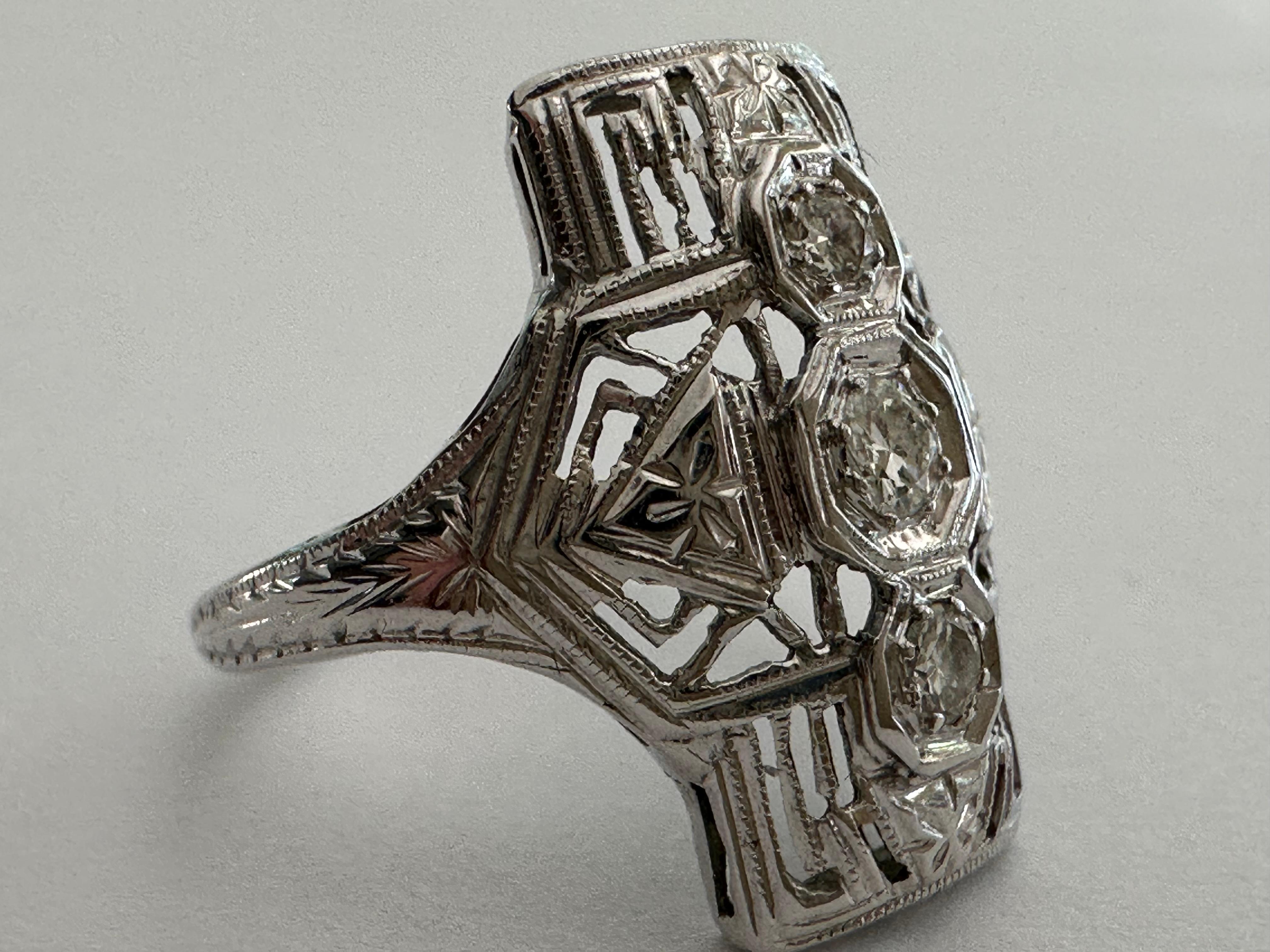 En venta: Sortija Art Déco de tres piedras, diamantes y filigrana  6