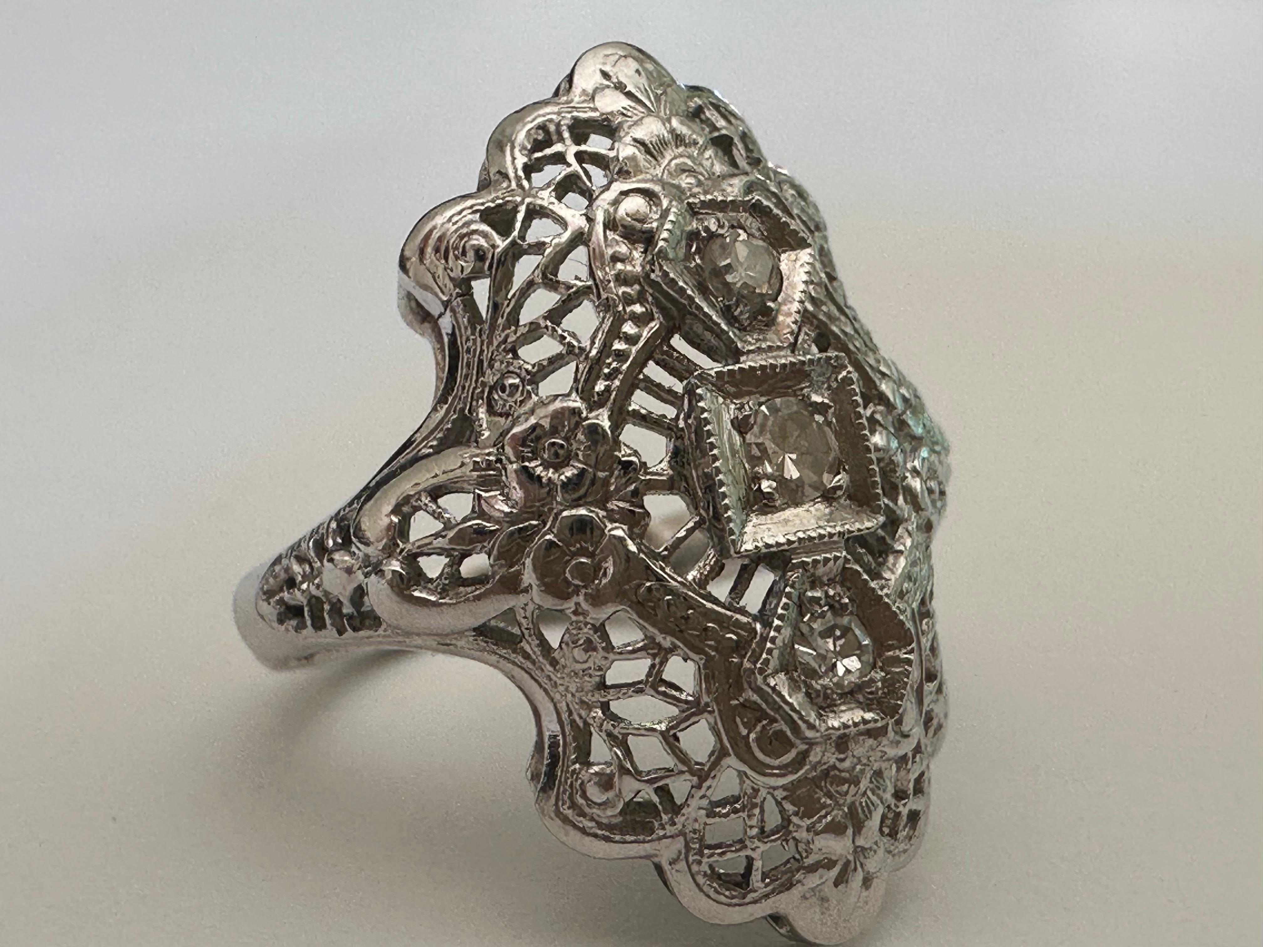 Art Deco Three-Stone Diamond and Filigree Dinner Ring For Sale 1