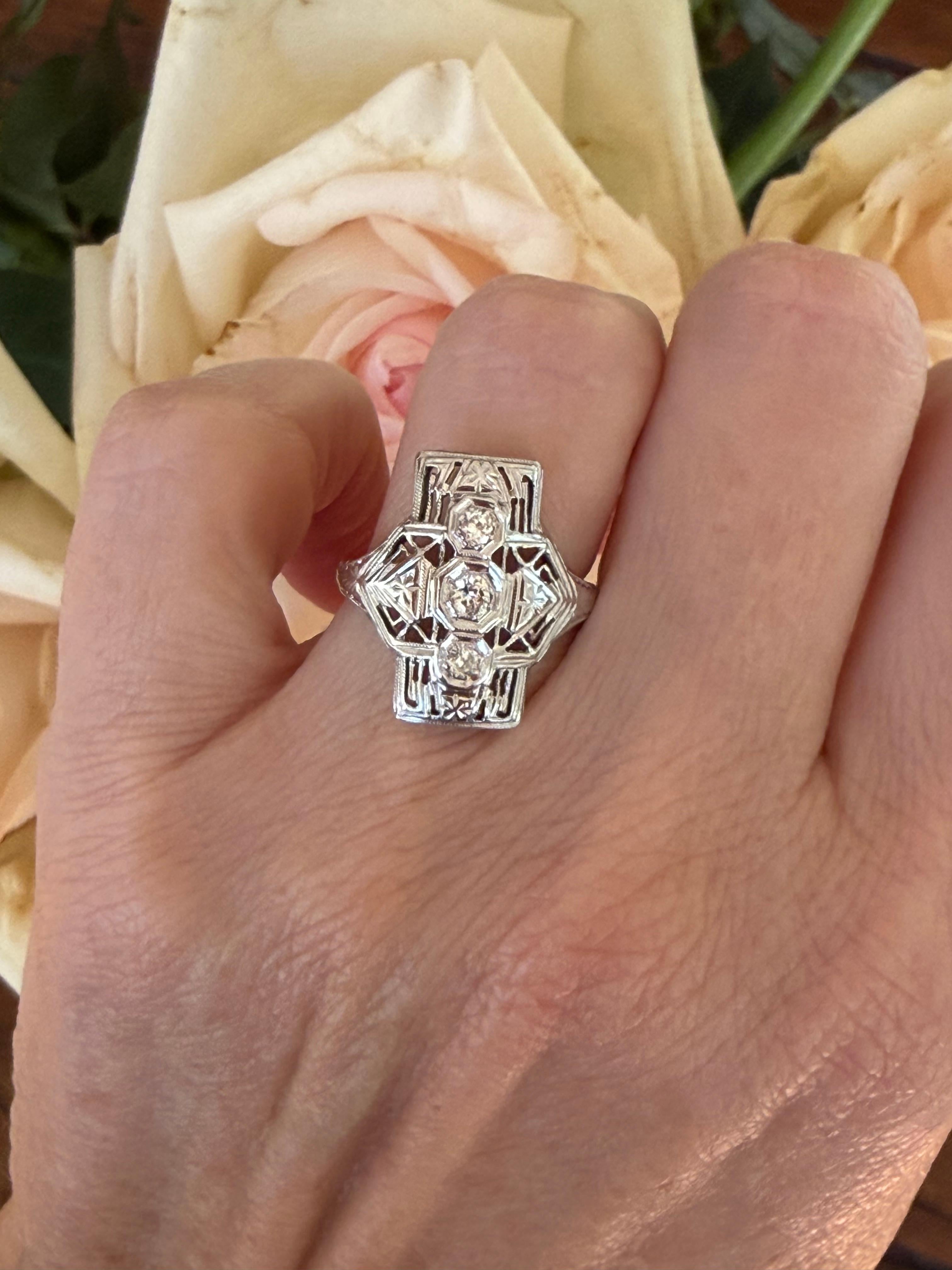 Bague de table Art déco à trois pierres, diamants et filigrane en vente 1